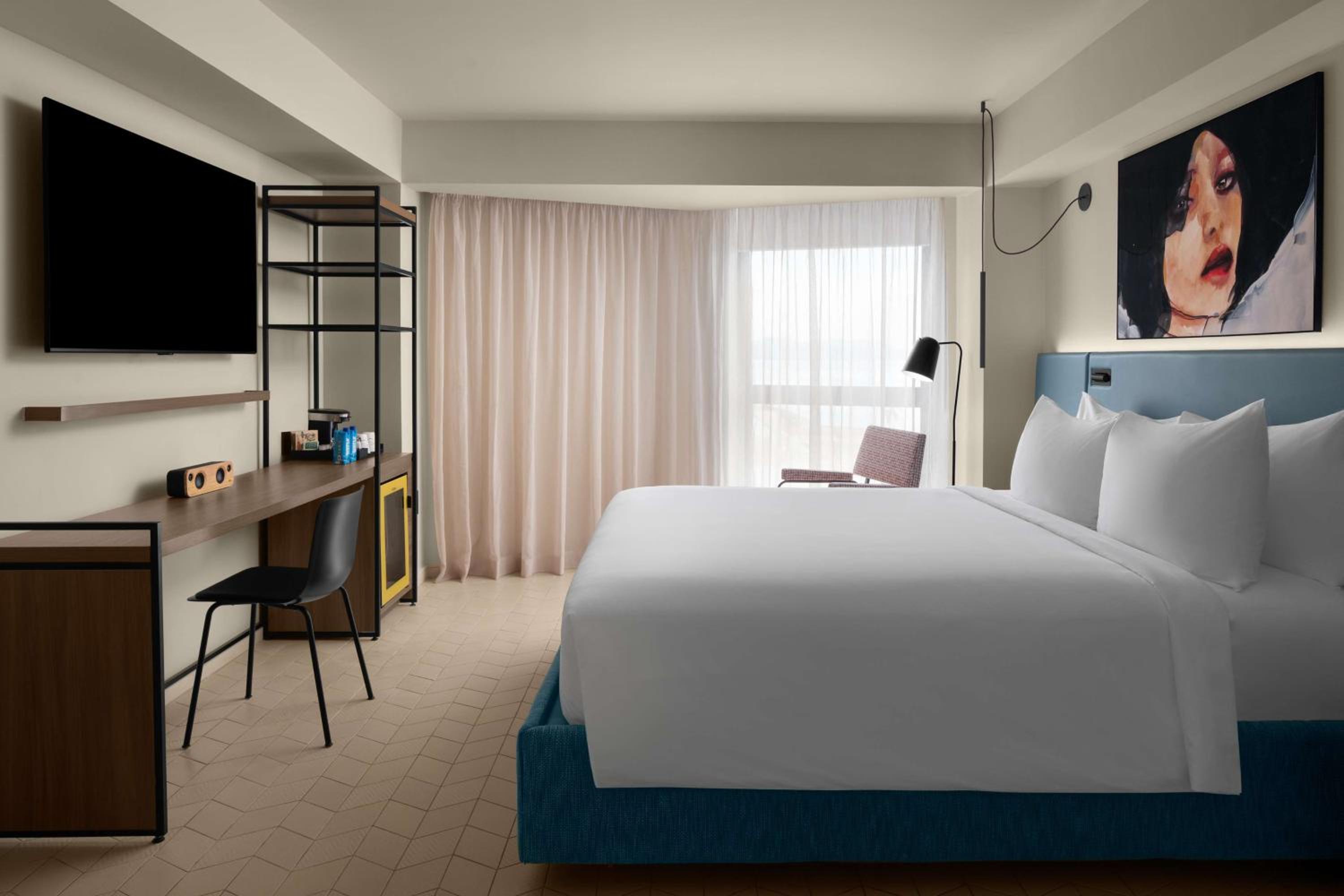 King Bed with City View - Photo 2