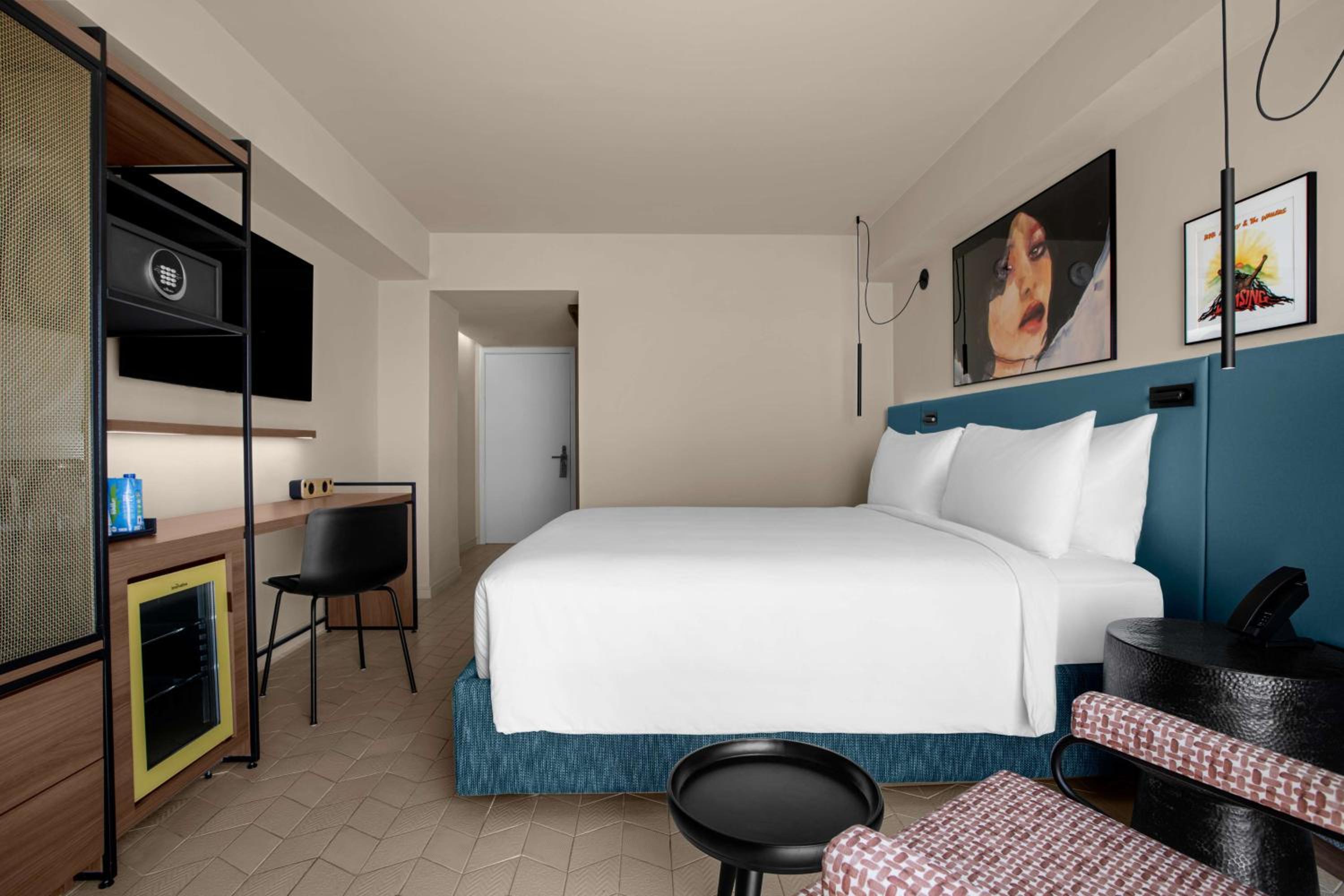King Bed with City View - Photo 1