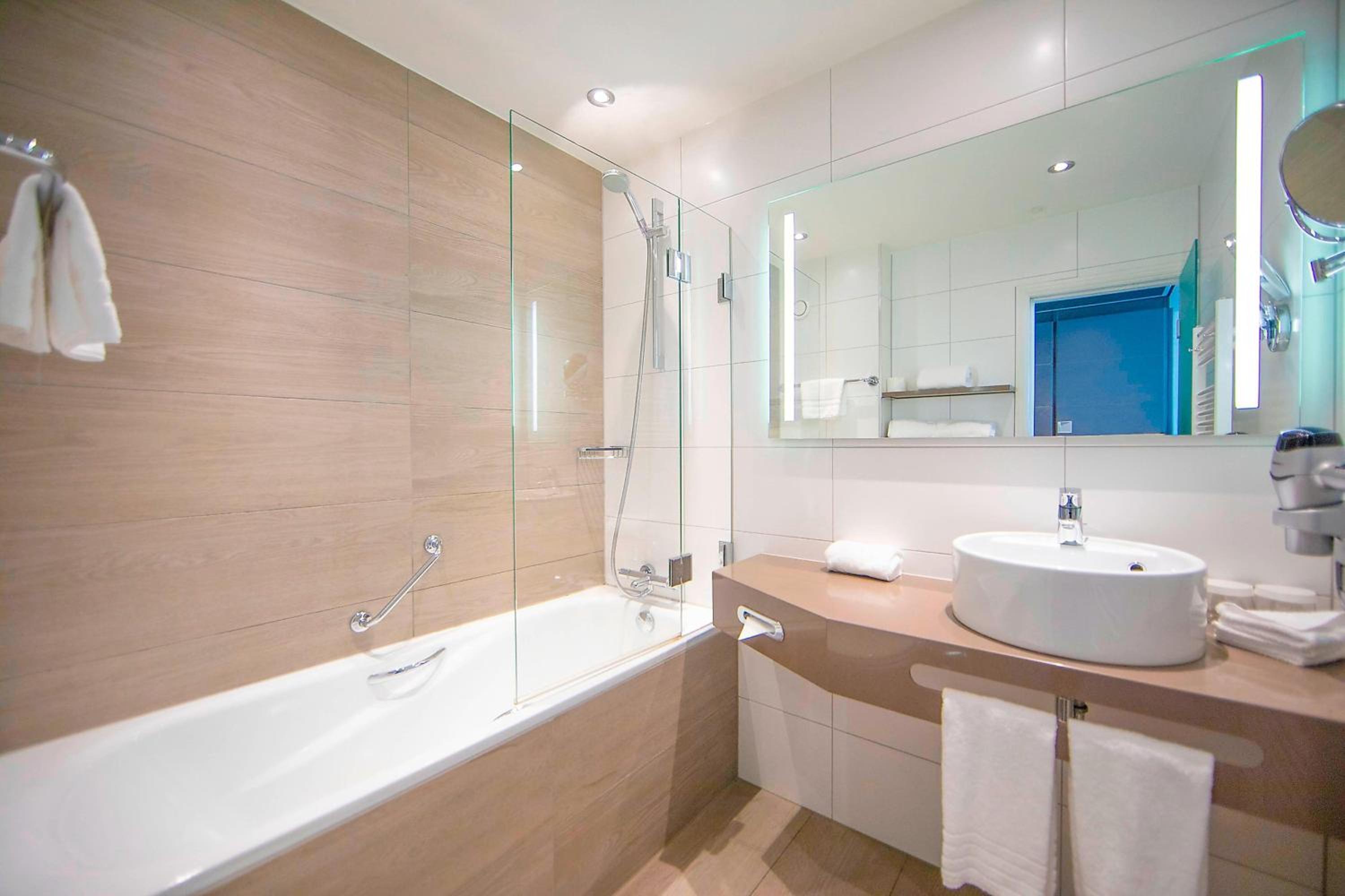 Deluxe King Room with Canal View photo 2