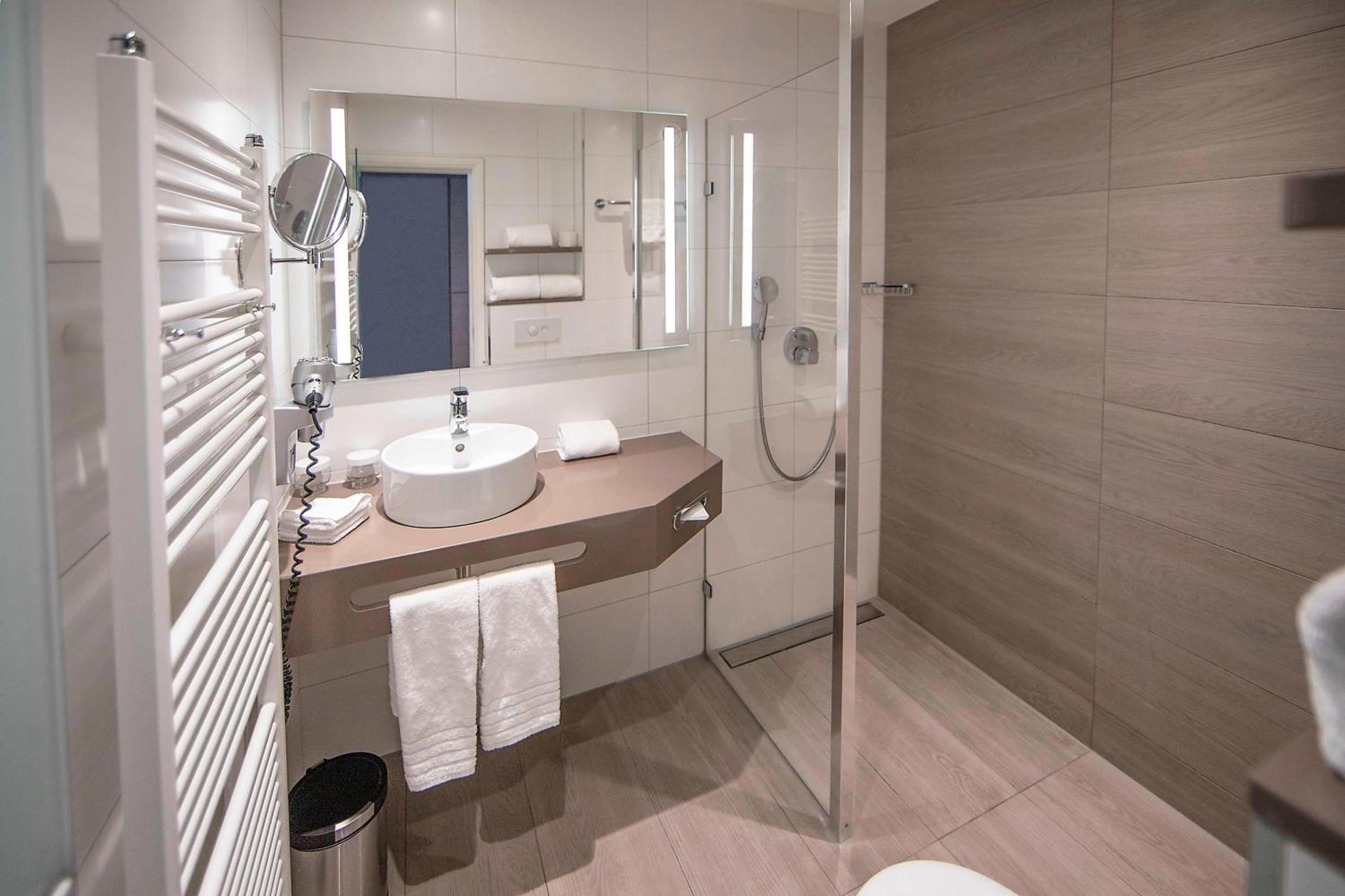 Deluxe King Room with Canal View photo 3