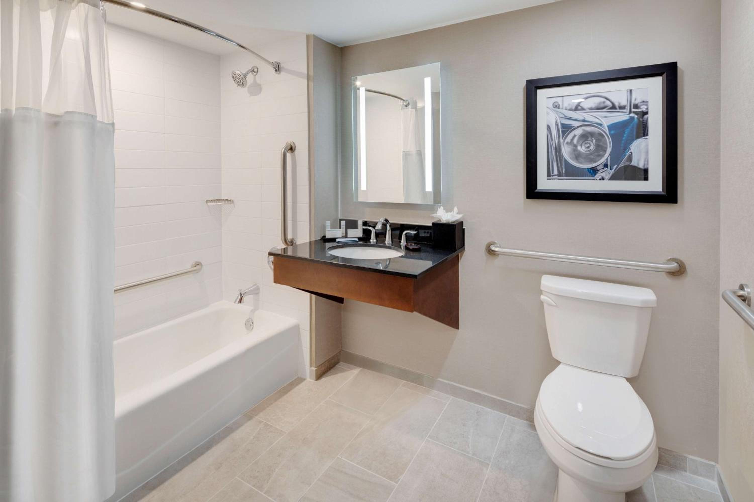 King Suite with Tub - Mobility Accessible - Photo 3