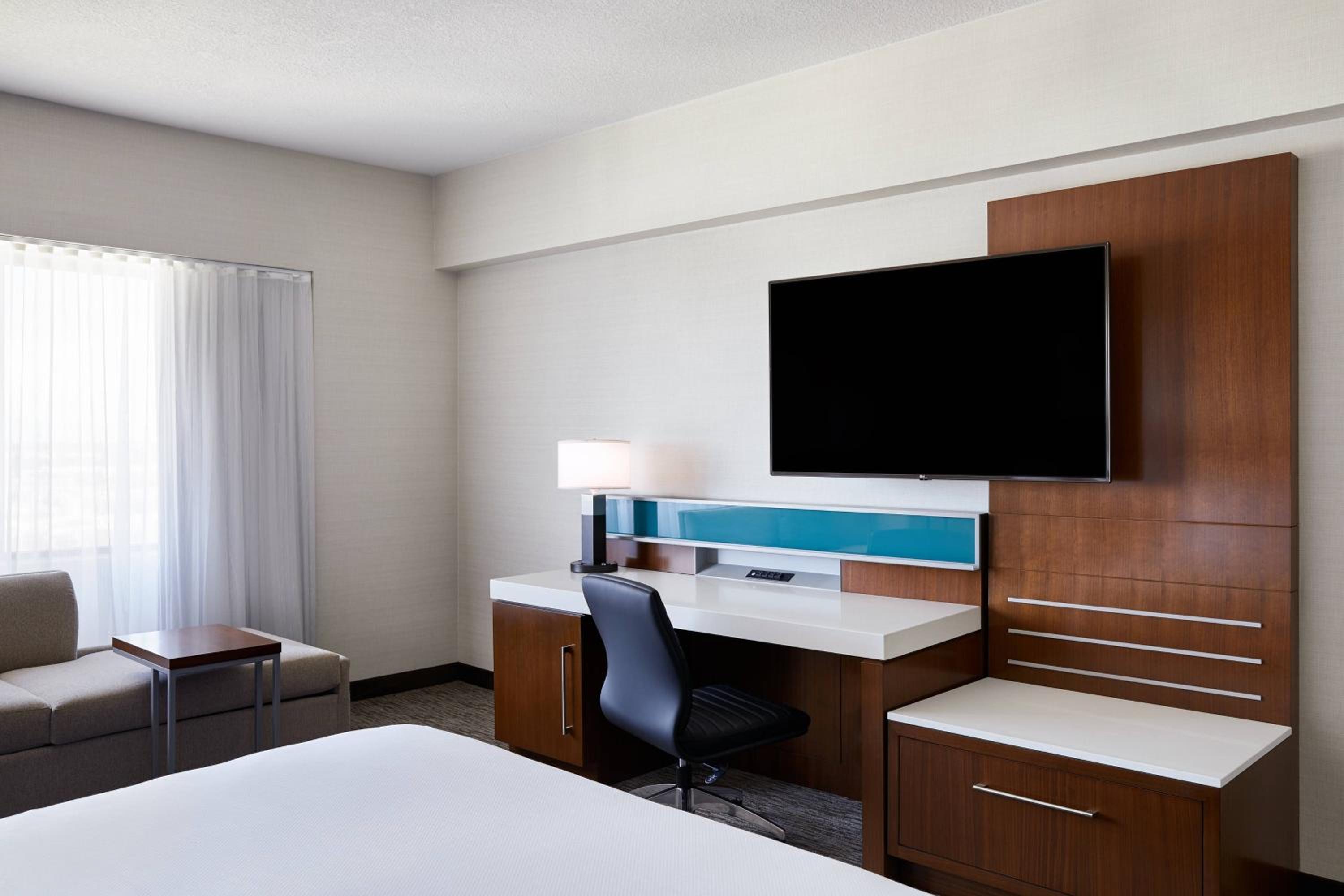 Executive Level, Guest room, 1 King, Sofa bed, High floor - Photo 4