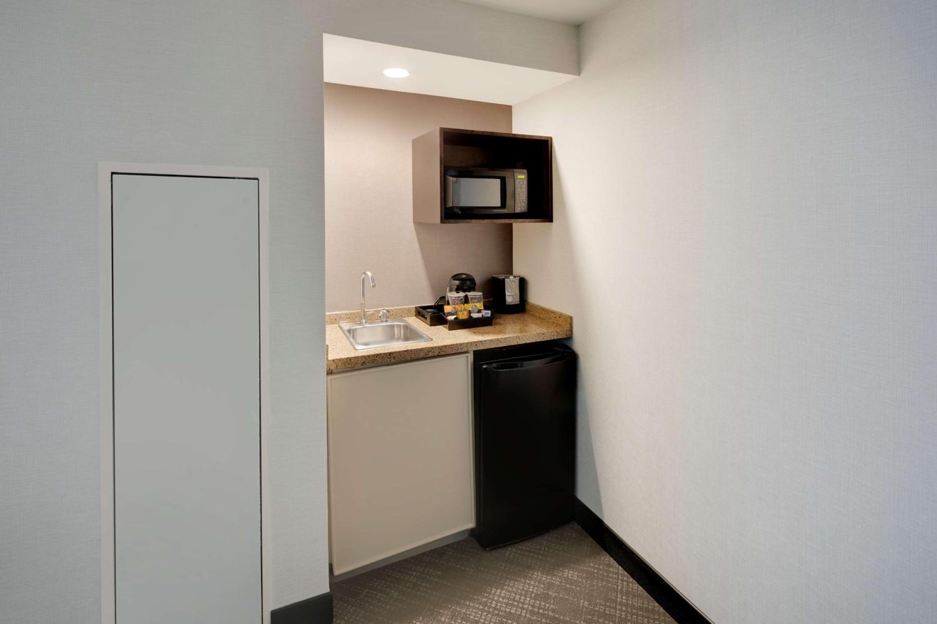 Family King Suite - Photo 3