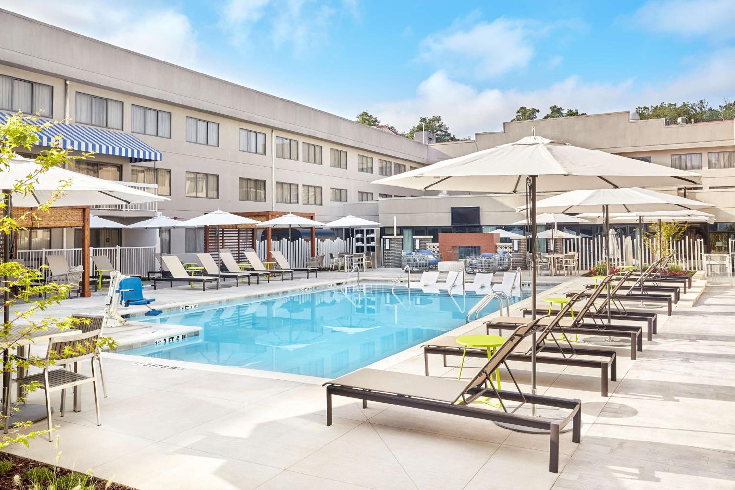 King Suite with Pool View - Photo 7