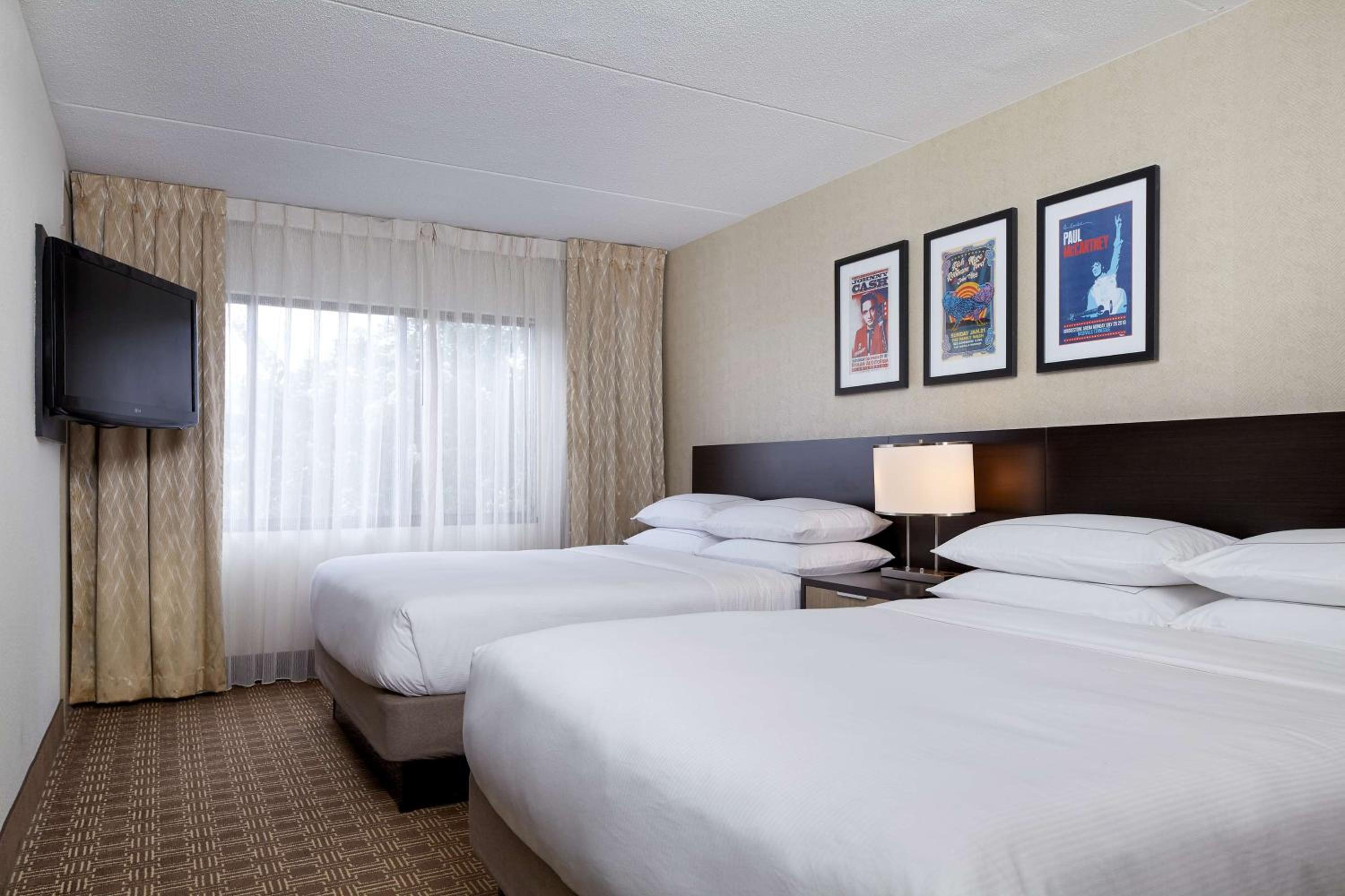 Queen Suite with Two Queen Beds and Sofa Bed - Non-Smoking - Photo 6