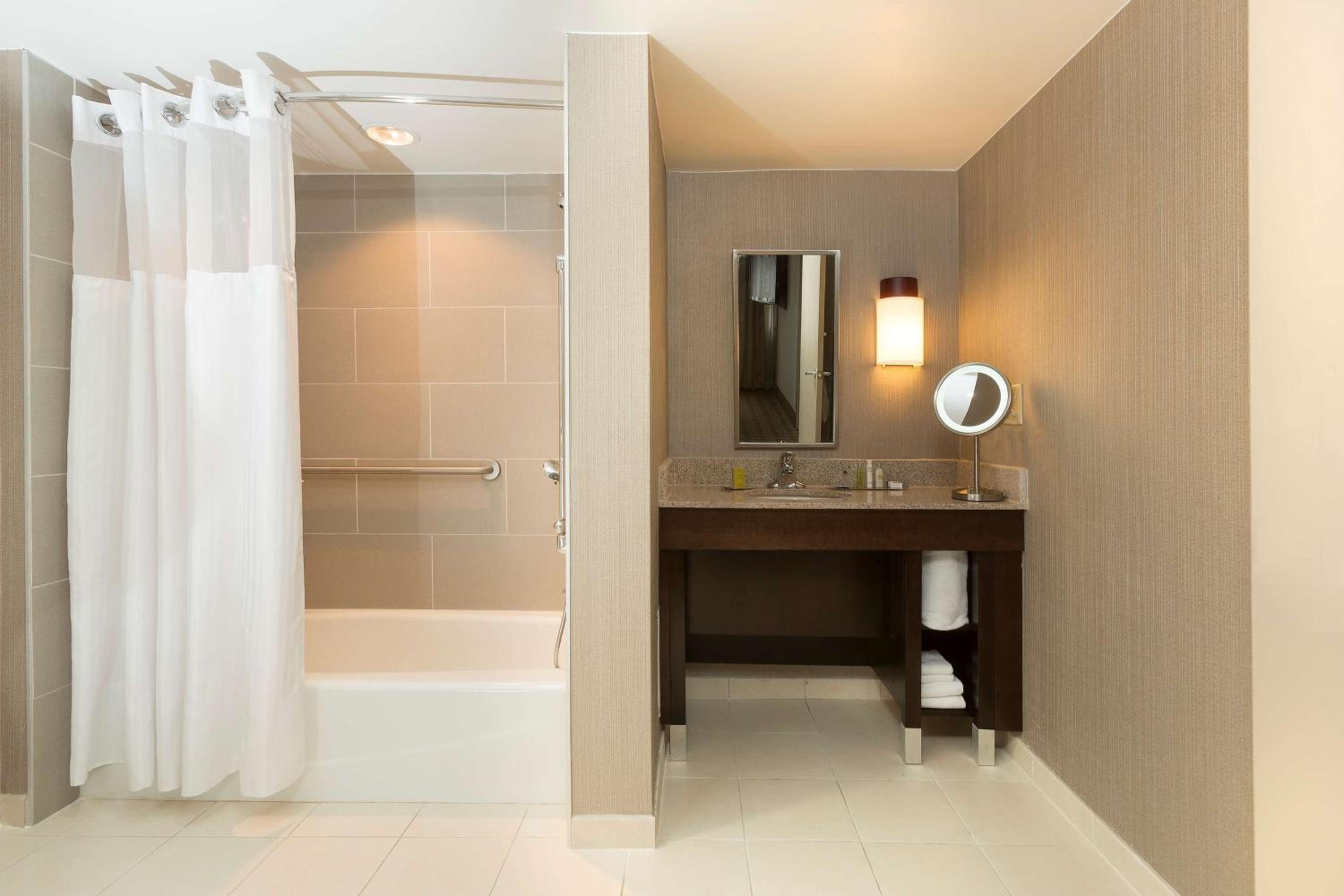 One Kind Suite Accessible with Tub Non-Smoking - Photo 3