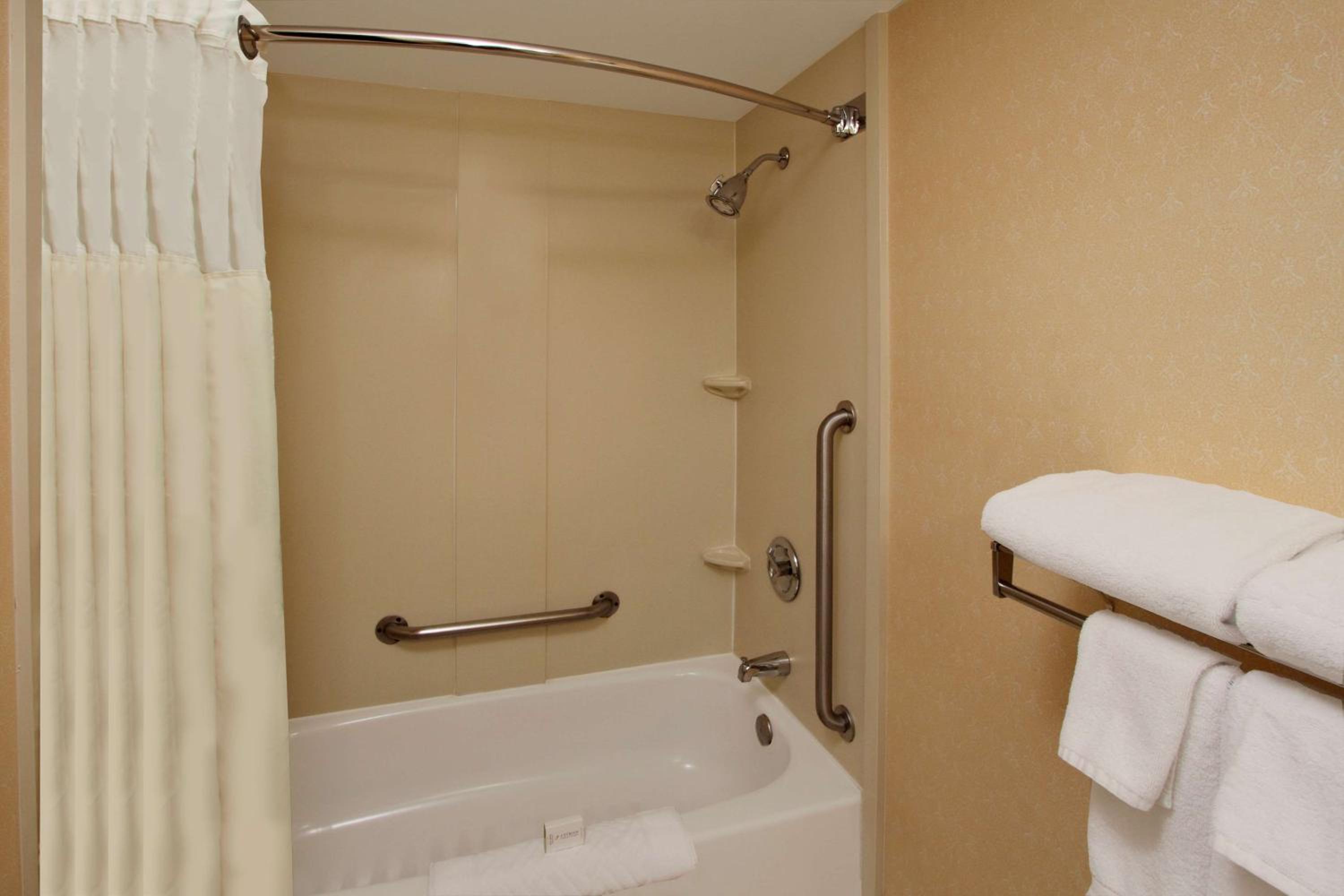 King Room Accessible Tub - Mobility Access/Non-Smoking - Photo 2