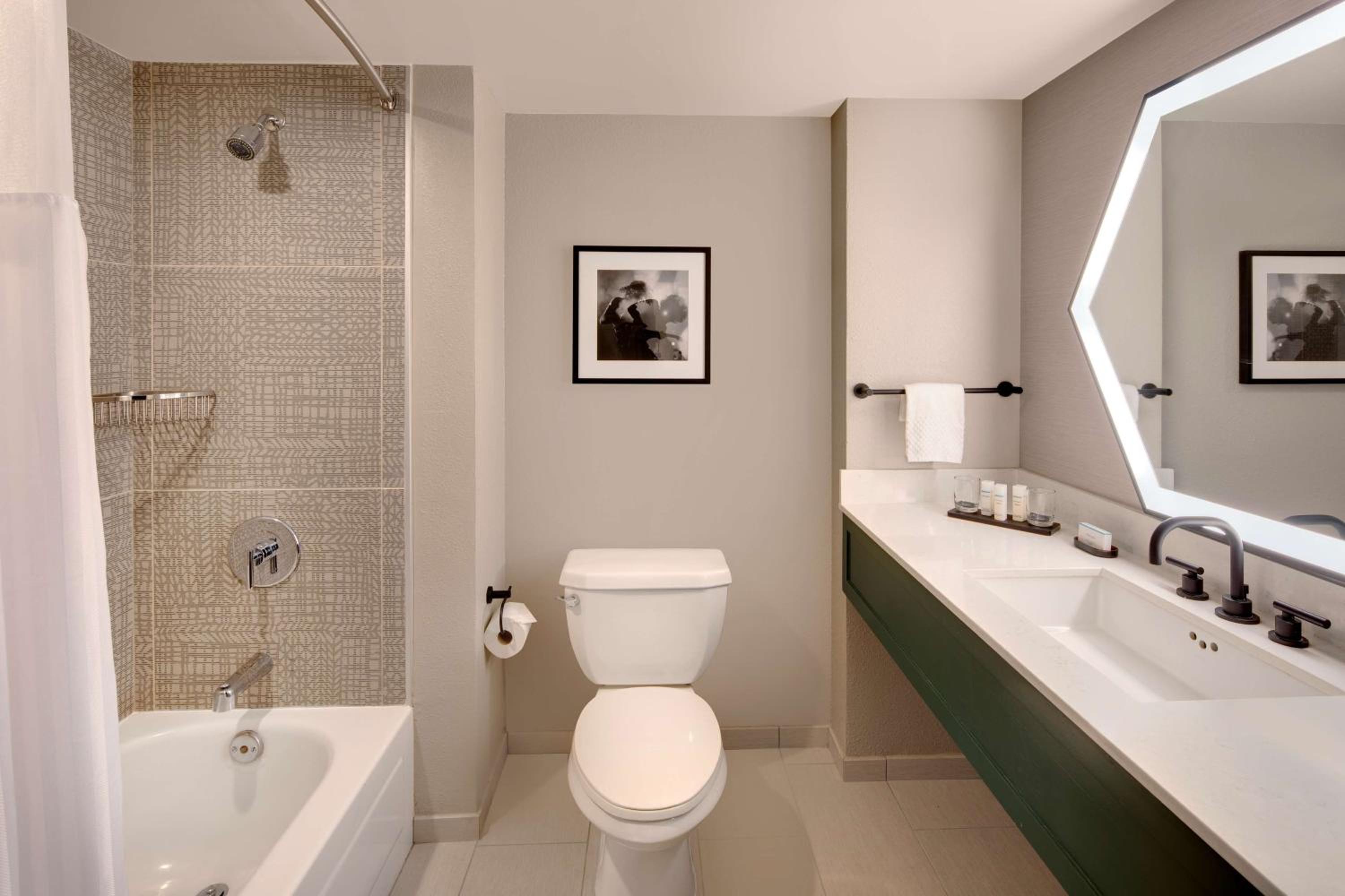 Queen Suite with Two Queen Beds - Photo 8