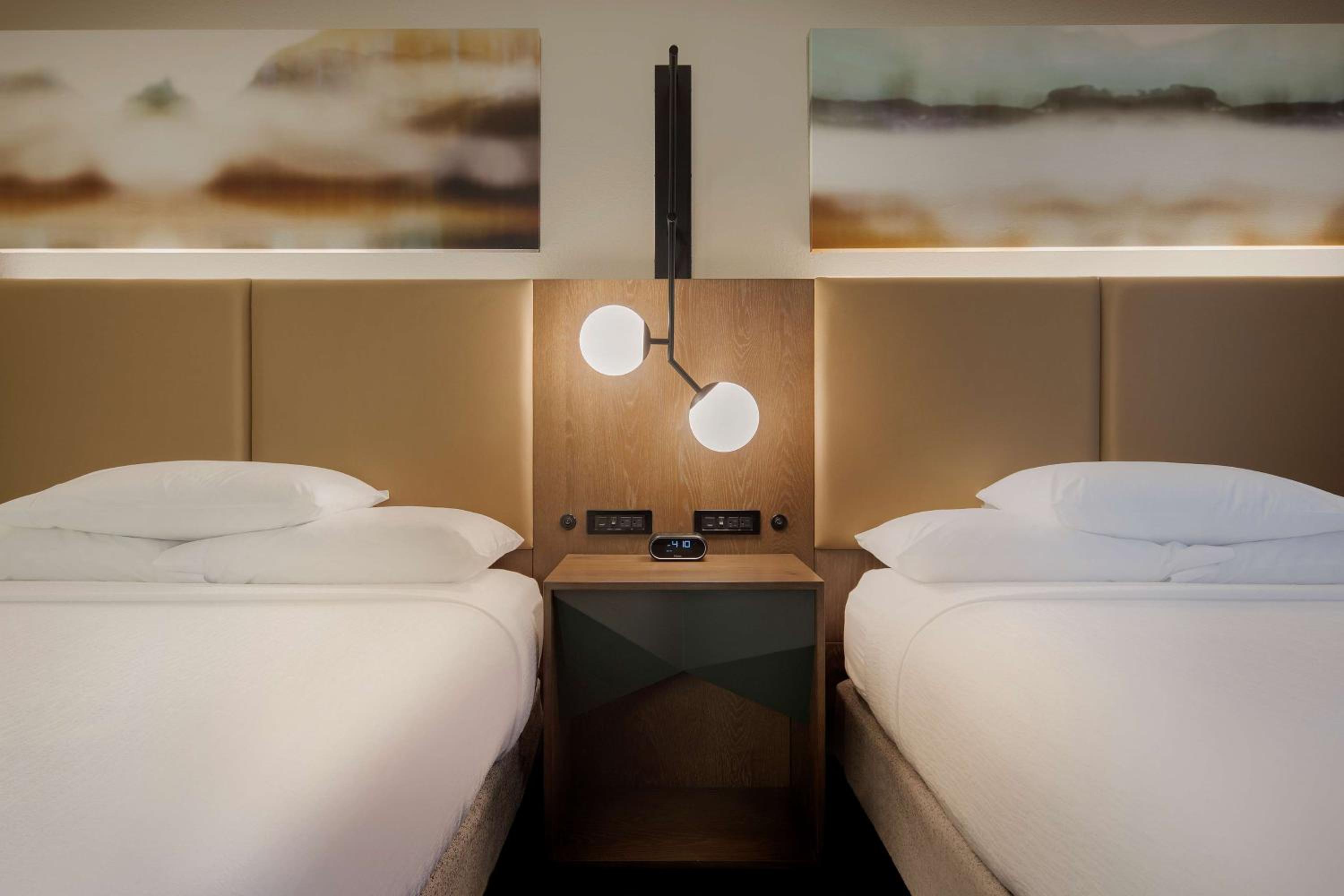 Queen Suite with Two Queen Beds - Photo 3