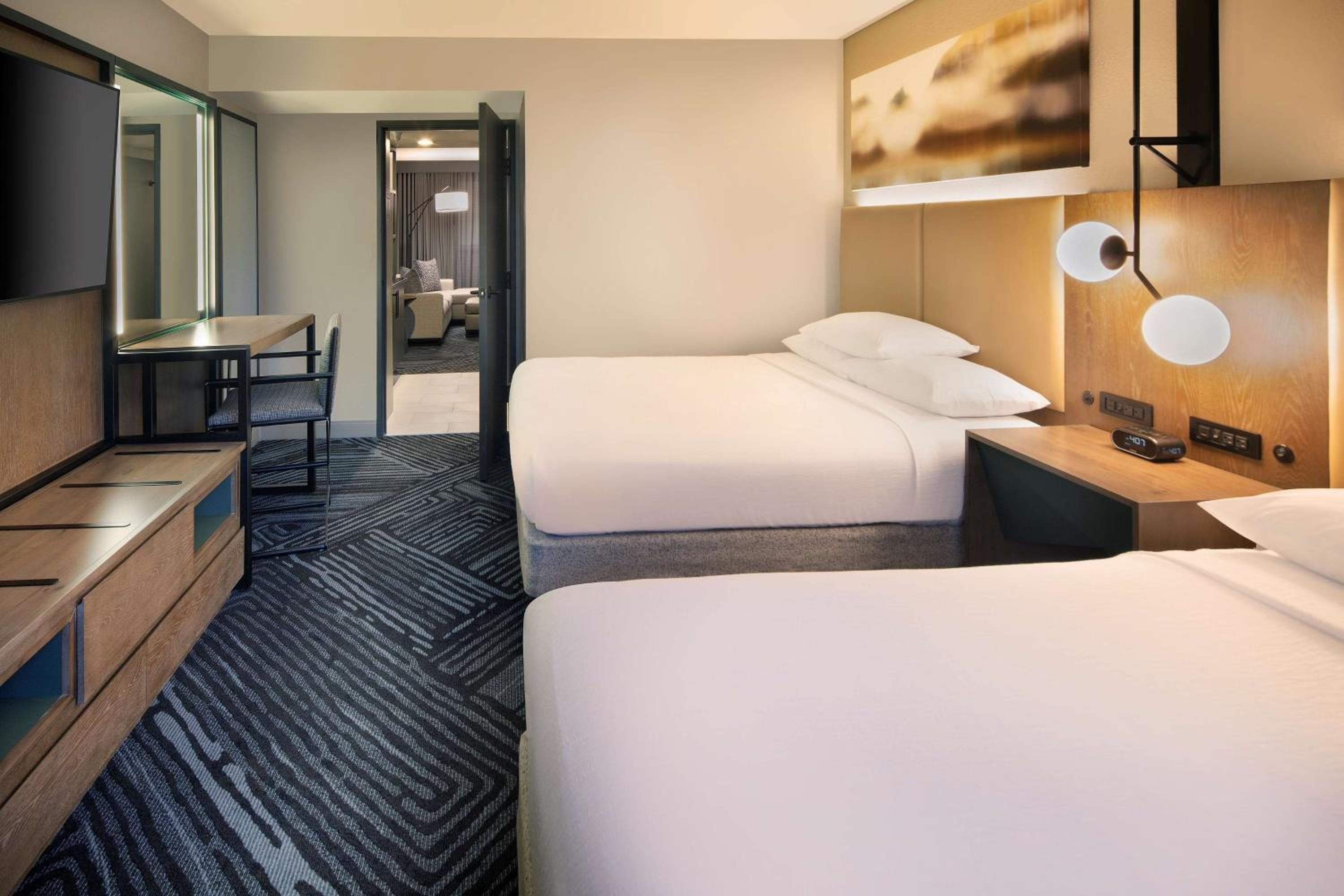 Queen Suite with Two Queen Beds - Photo 4
