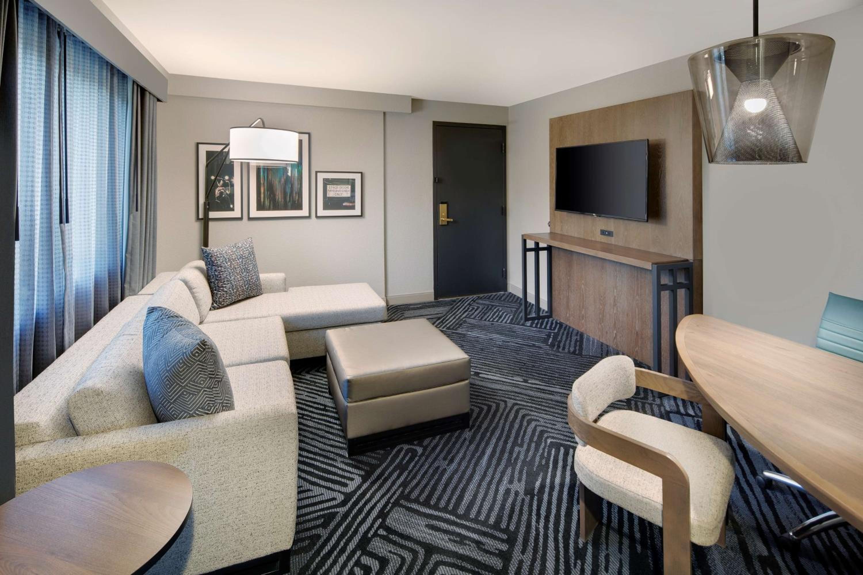 Corner King Suite - Photo 4