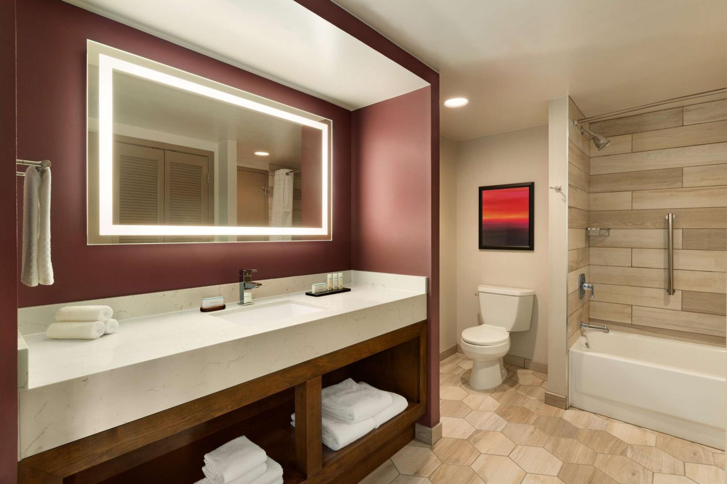 Two-Room Queen Suite with Two Queen Beds - Photo 3