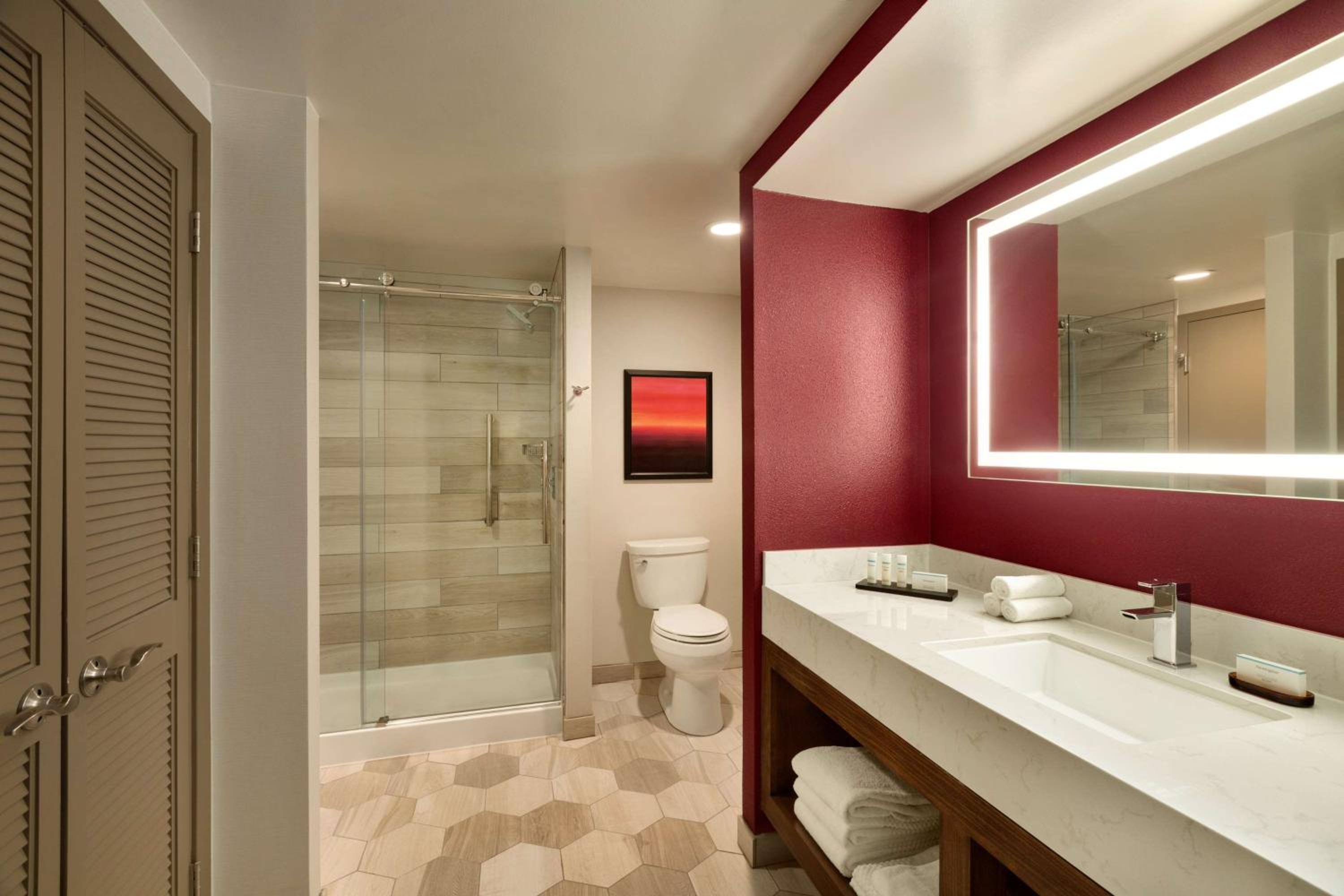 King Suite - Non-Smoking - Photo 5
