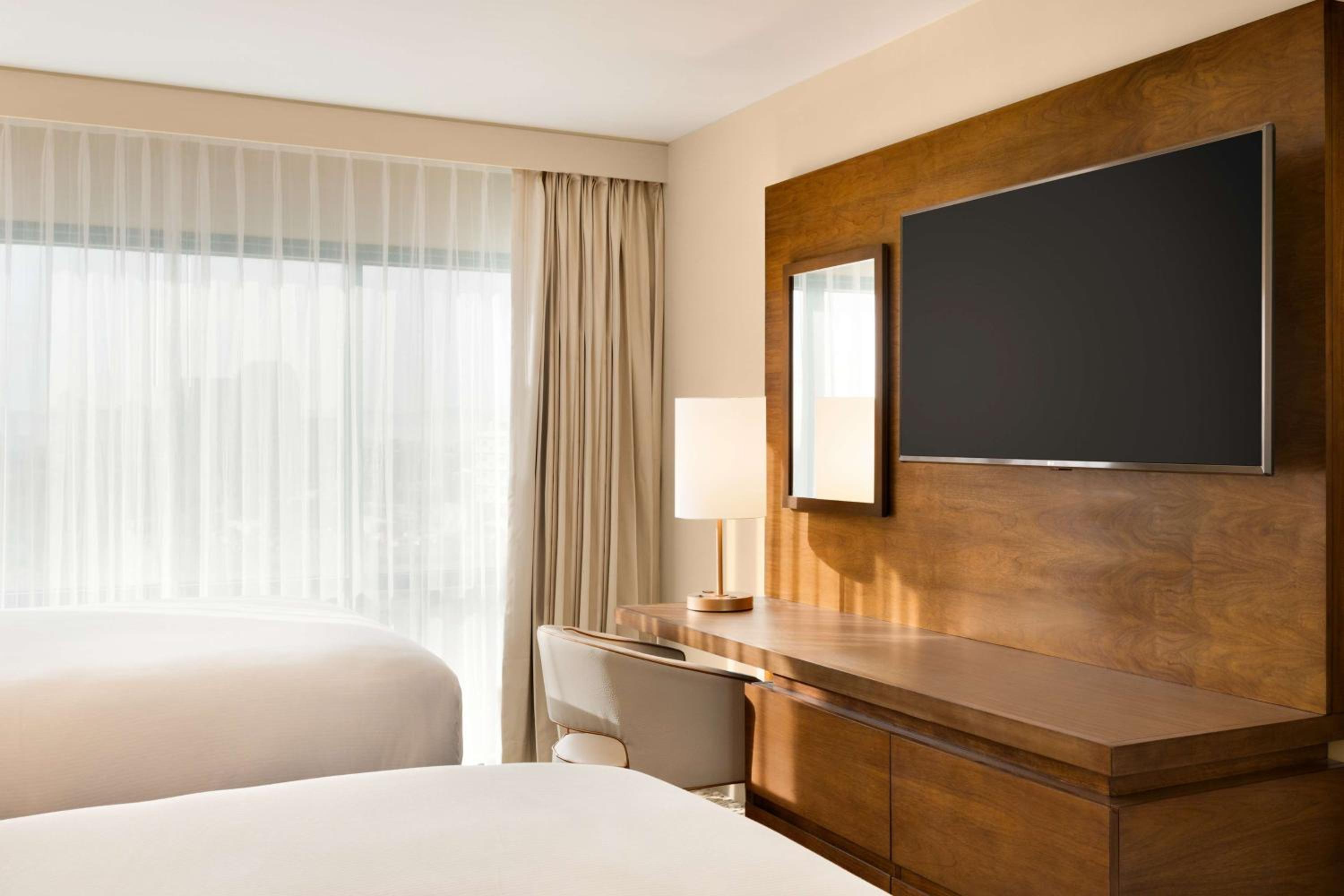 Two-Room Queen Suite with Two Queen Beds - Photo 4