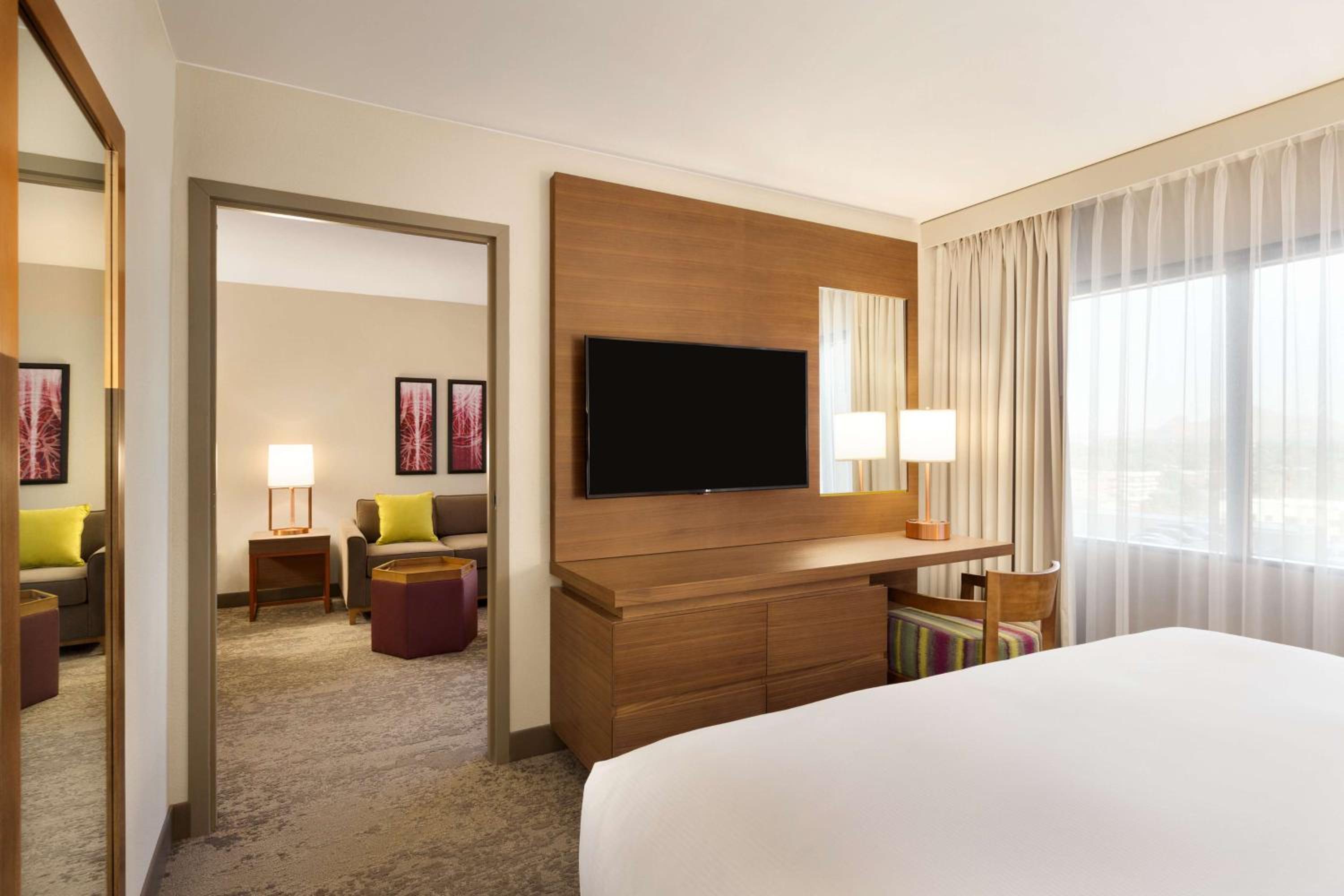 King Suite - Non-Smoking - Photo 4