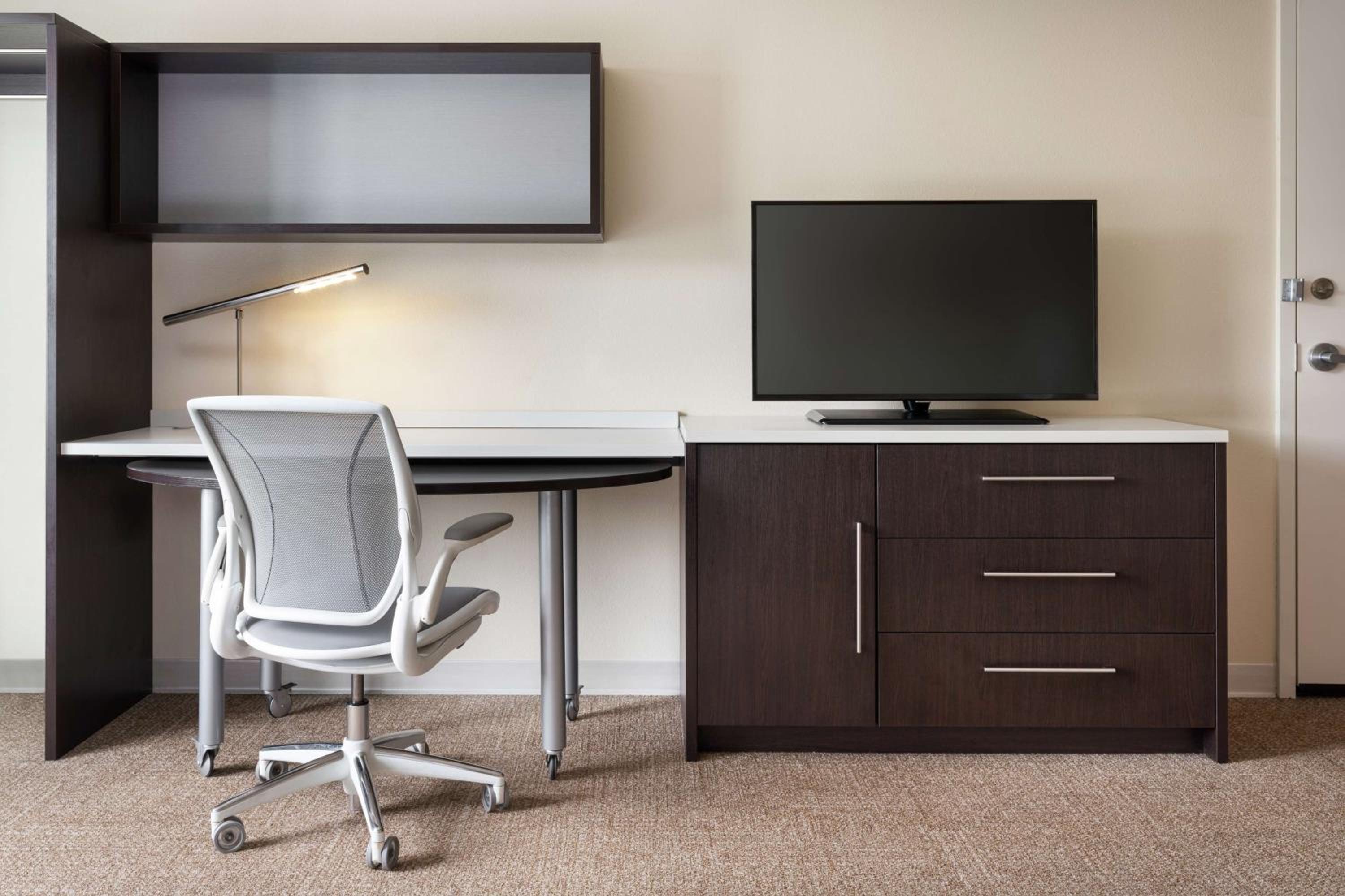 King Suite - Hearing Access/Non-Smoking photo 2