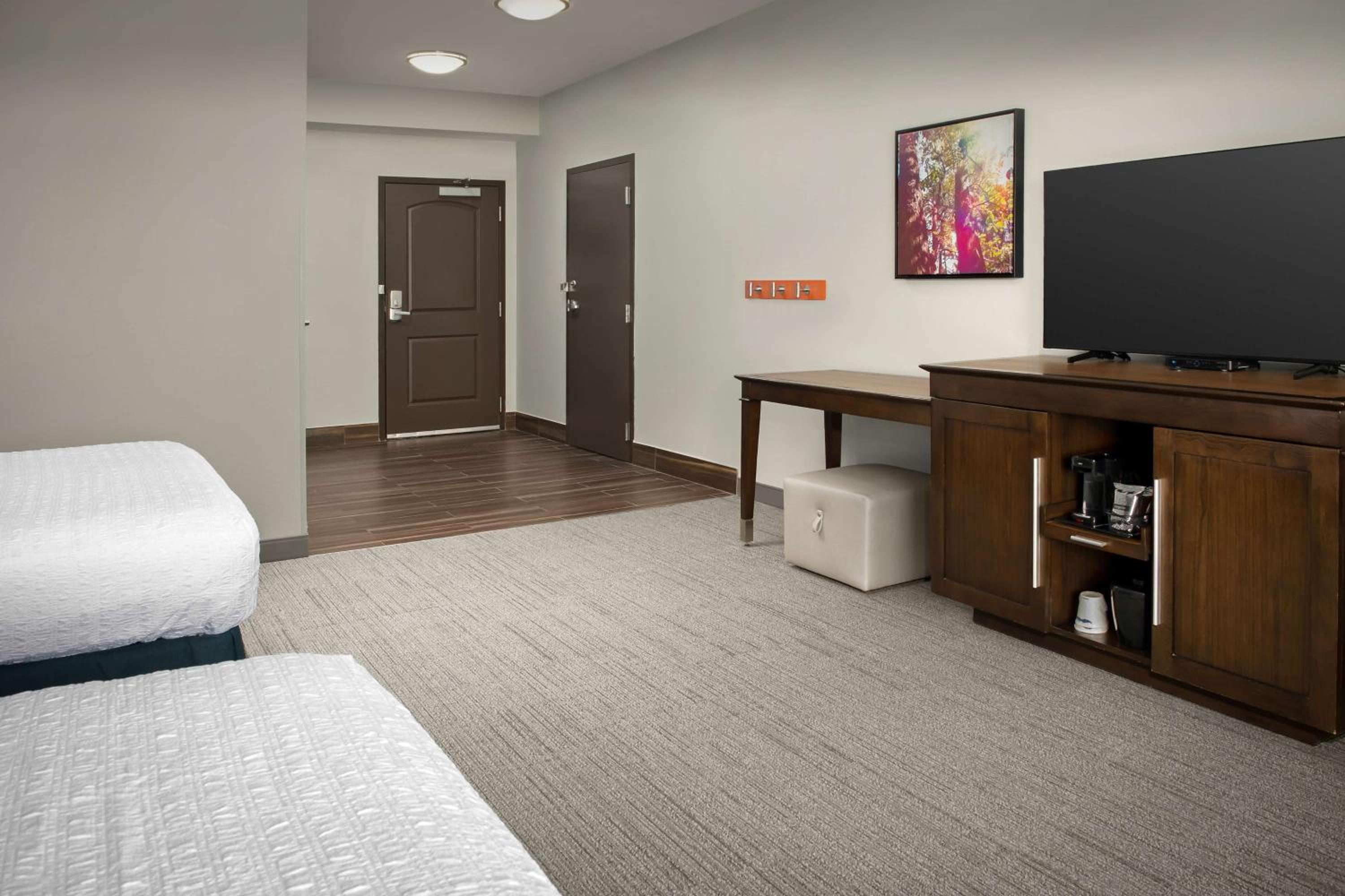 Queen Room with Two Queen Beds - Mobility Access/Non-Smoking photo 3