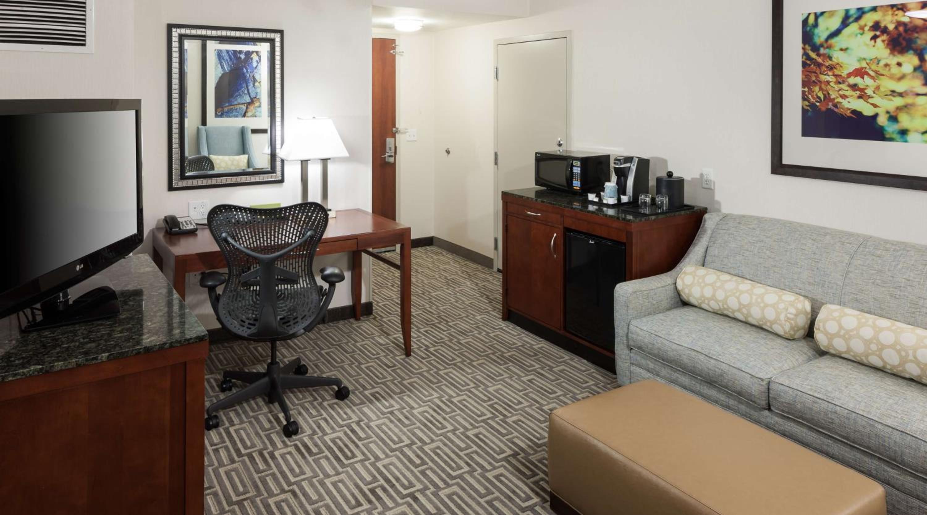 Junior King Suite with Seating Area thumbnail 6