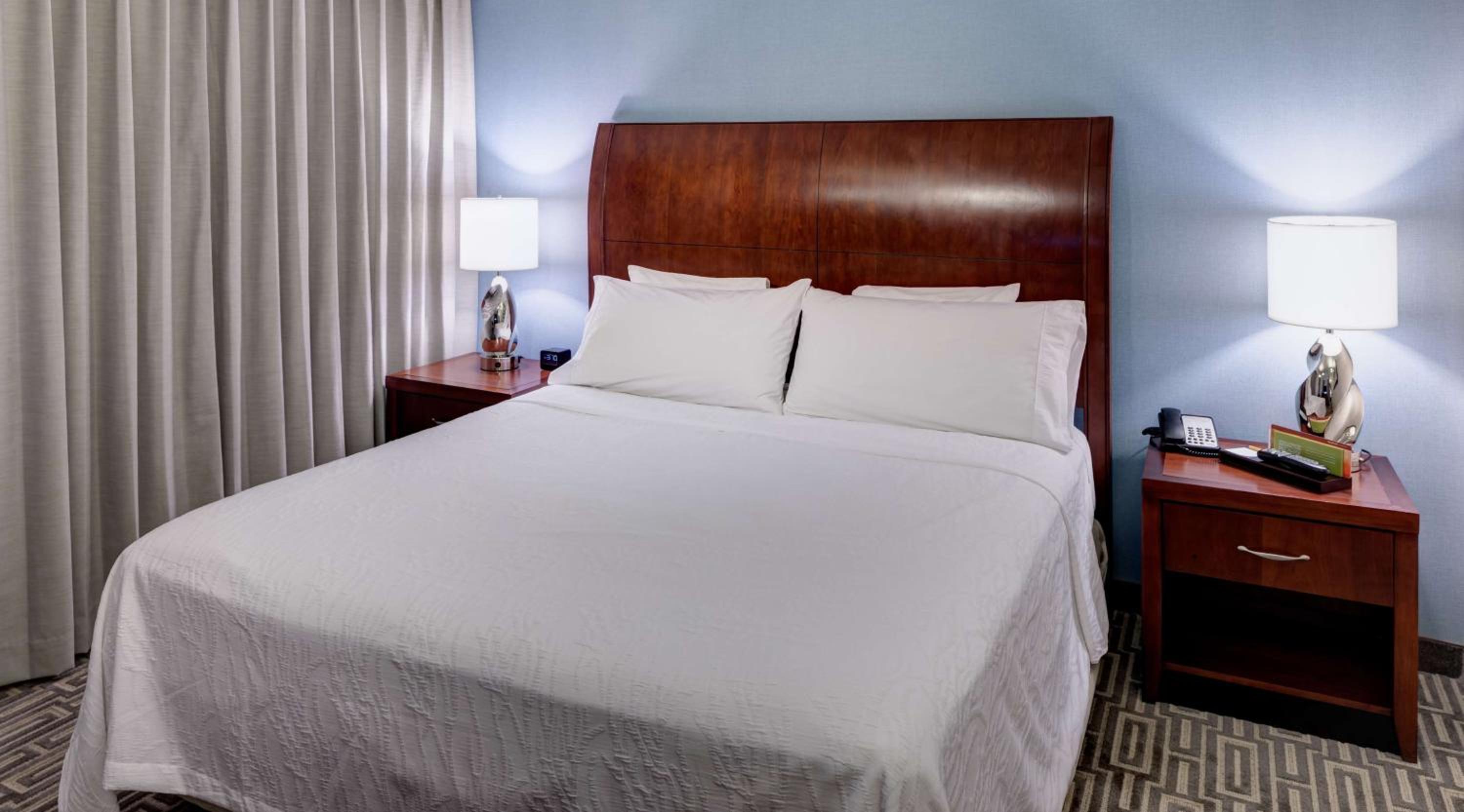 Junior King Suite with Seating Area thumbnail 5