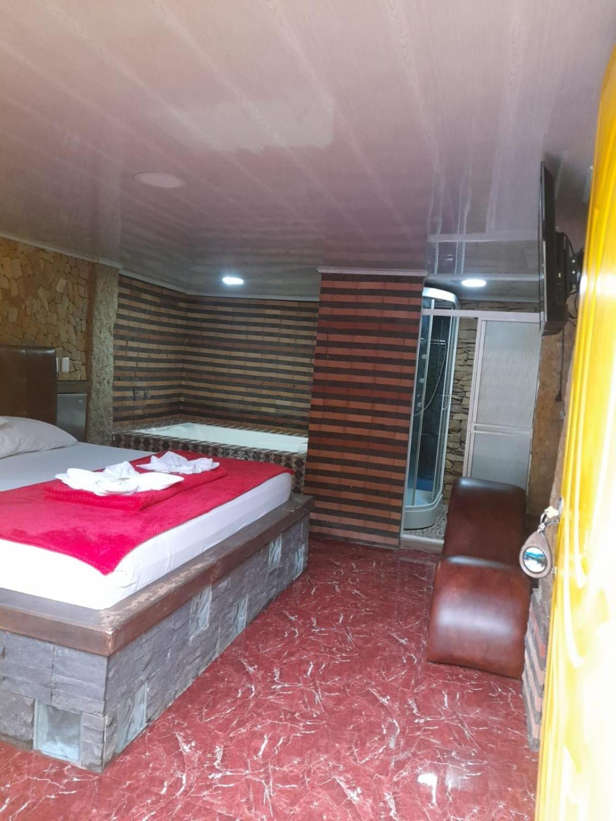 Deluxe King Suite photo 1
