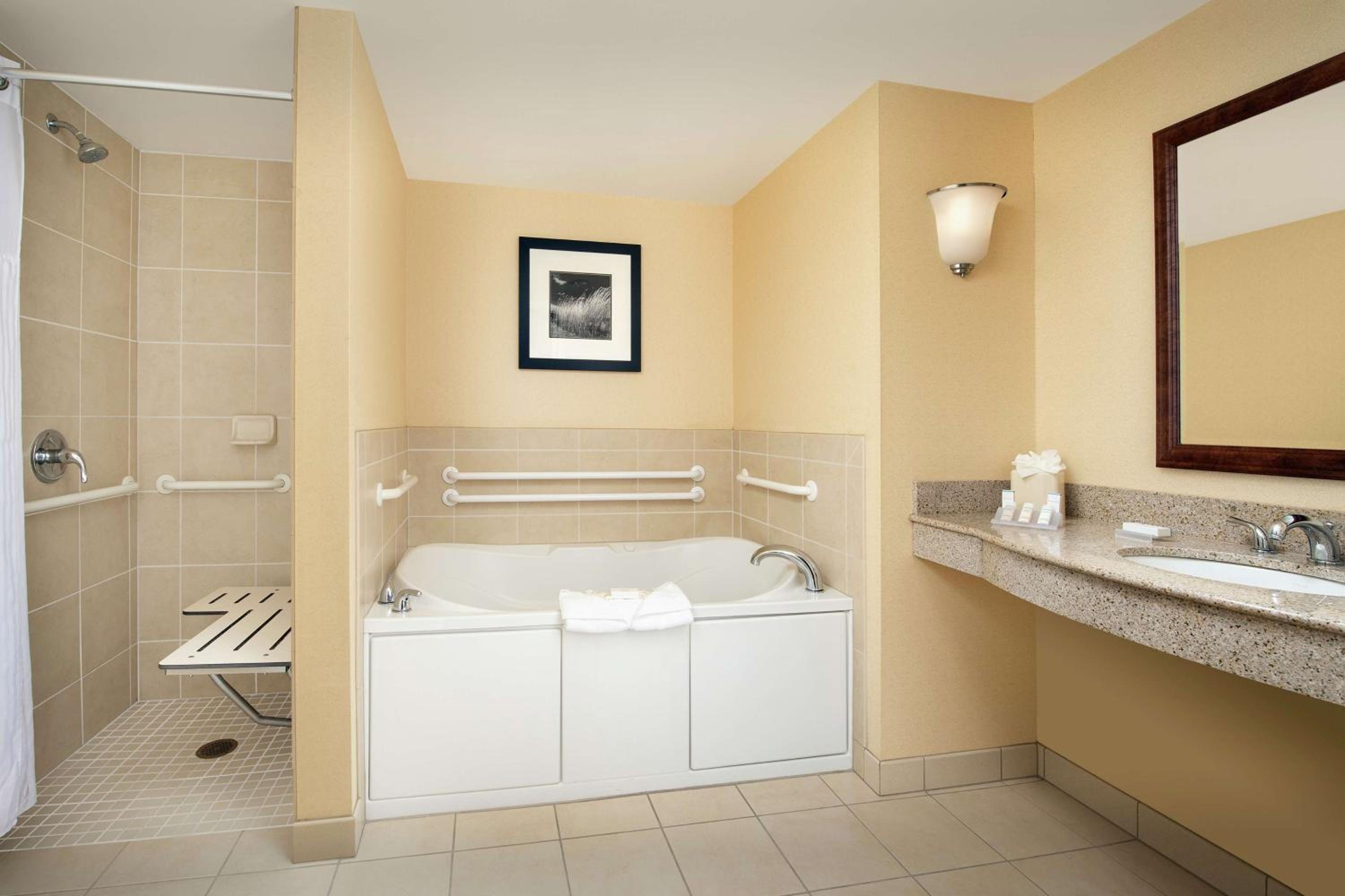 Junior King Suite with Roll-In Shower - Mobility Access - Photo 2