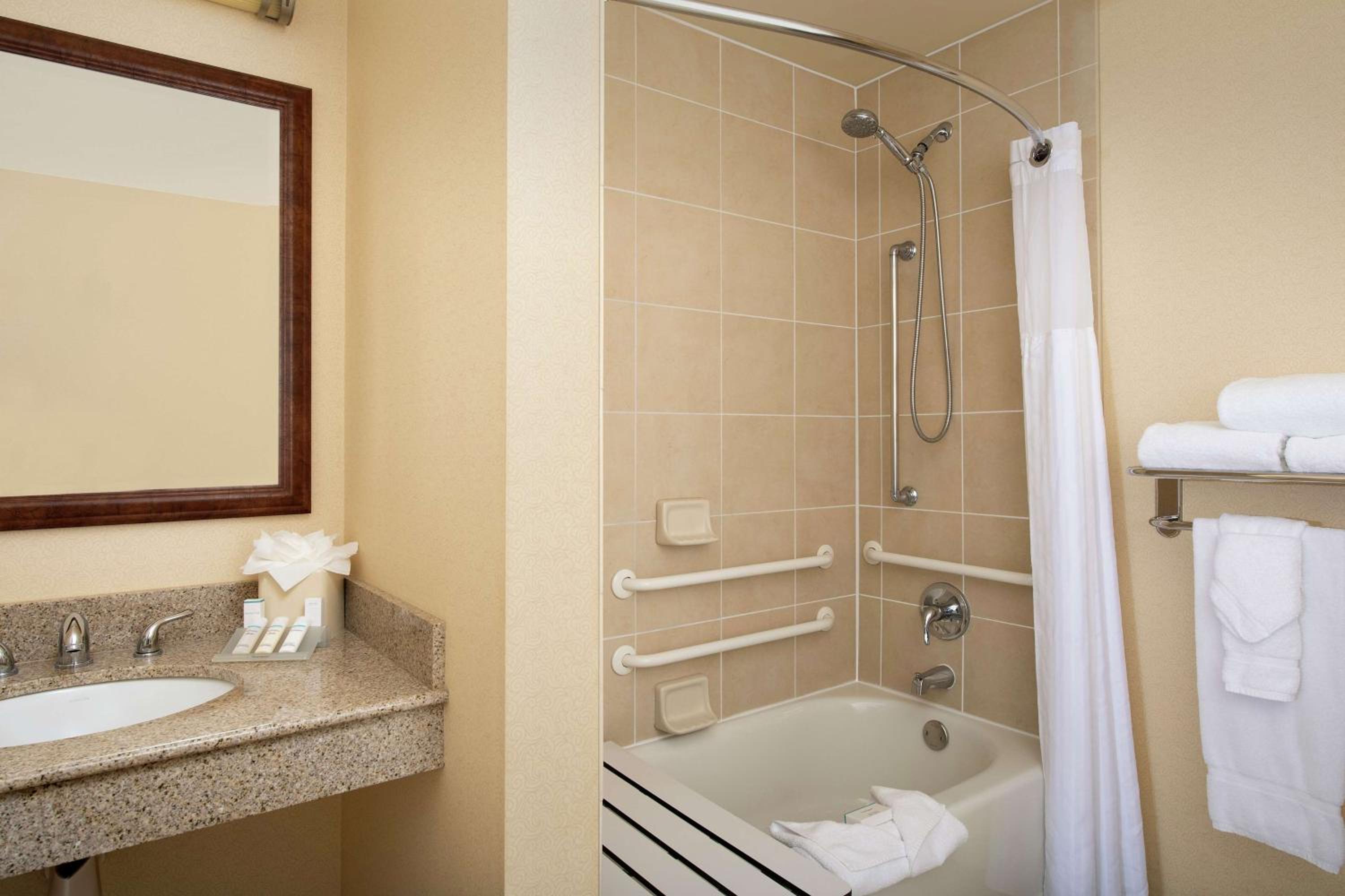 King Room with Tub - Mobility and Hearing Access - Photo 2