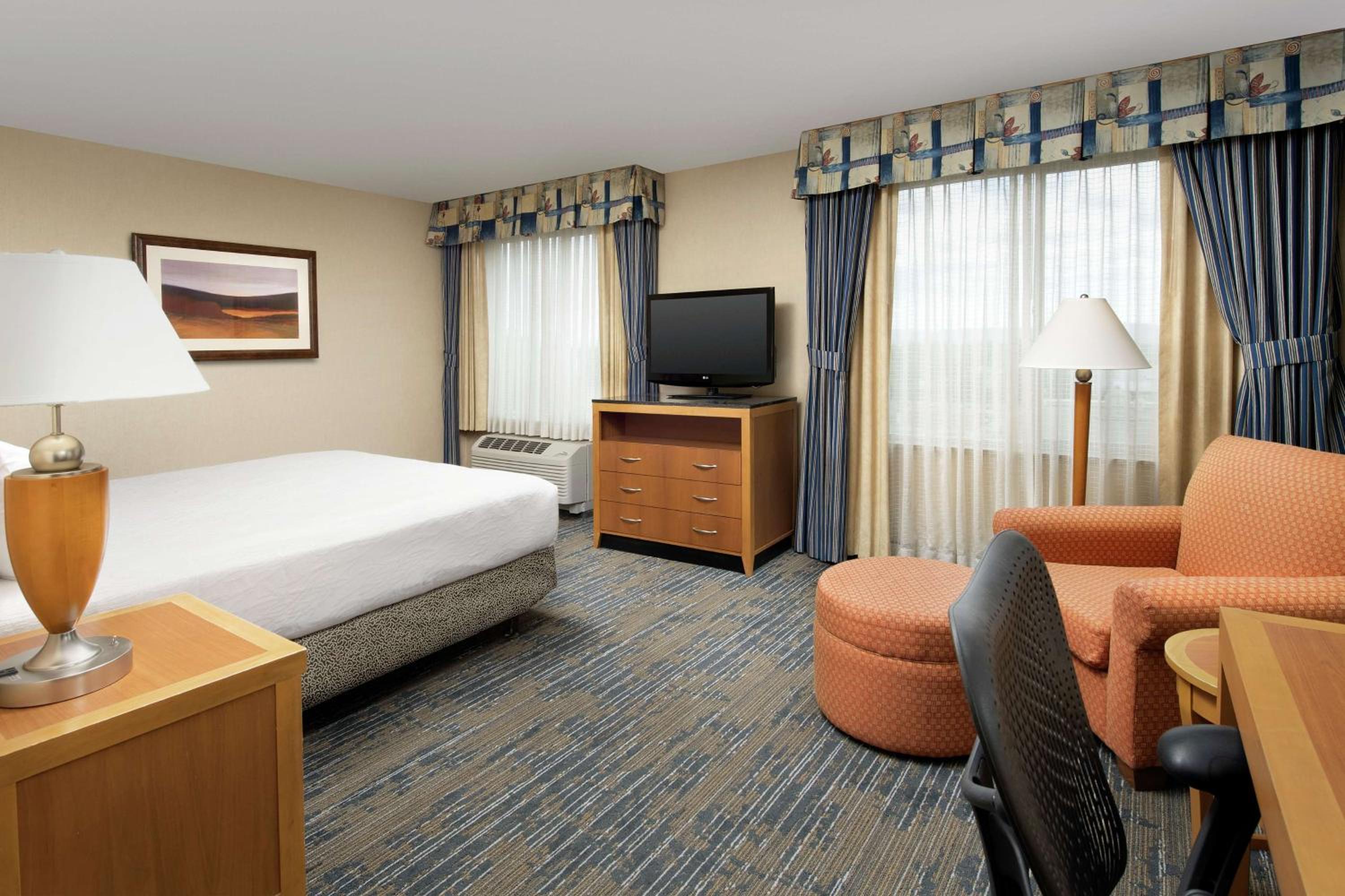 King Room with Tub - Mobility and Hearing Access - Photo 1