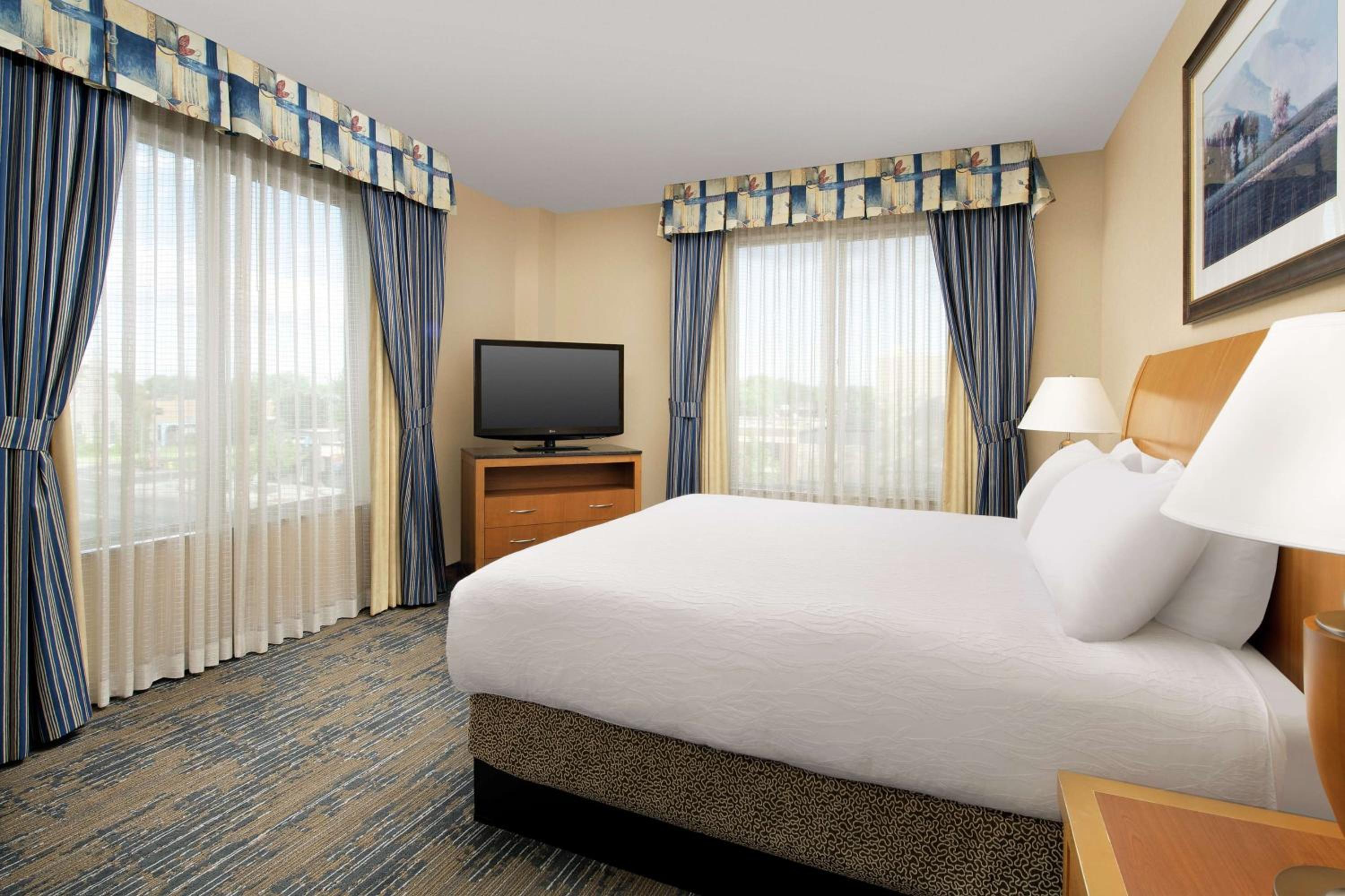 Junior King Suite with Roll-In Shower - Mobility Access - Photo 4