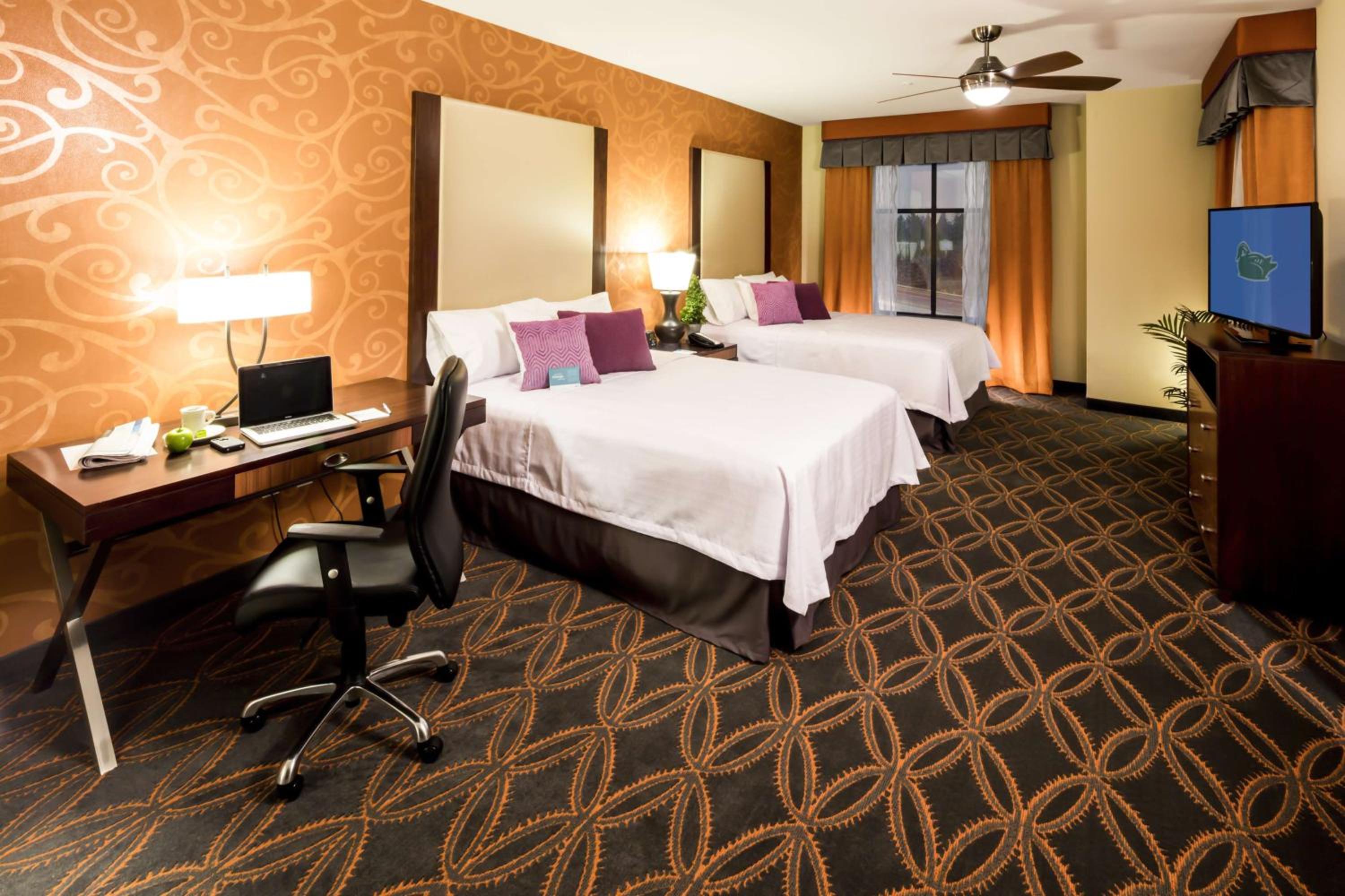 One-Bedroom Queen Suite with Kitchen