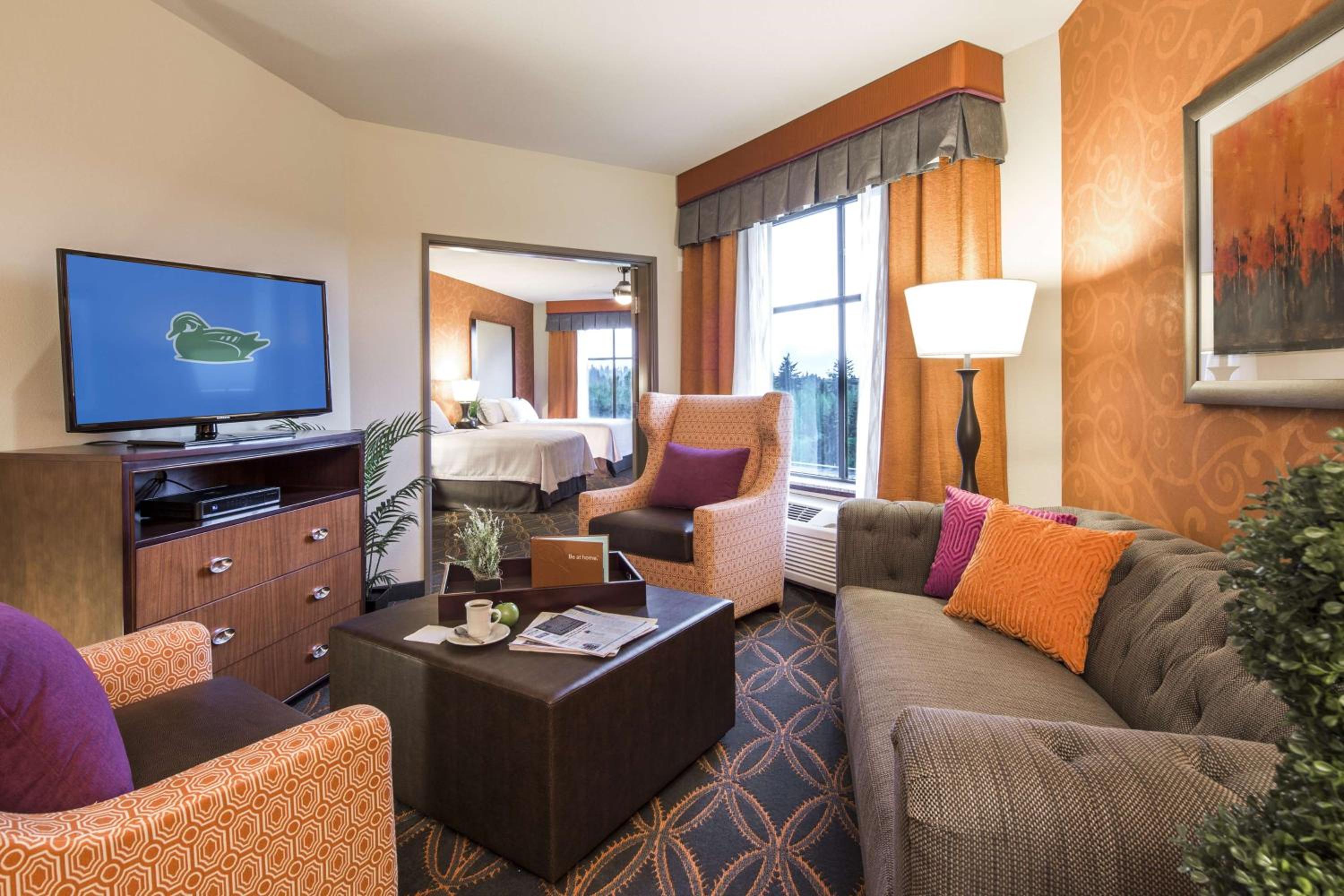 One-Bedroom Large Suite with Two Queen Beds and Kitchen photo 3