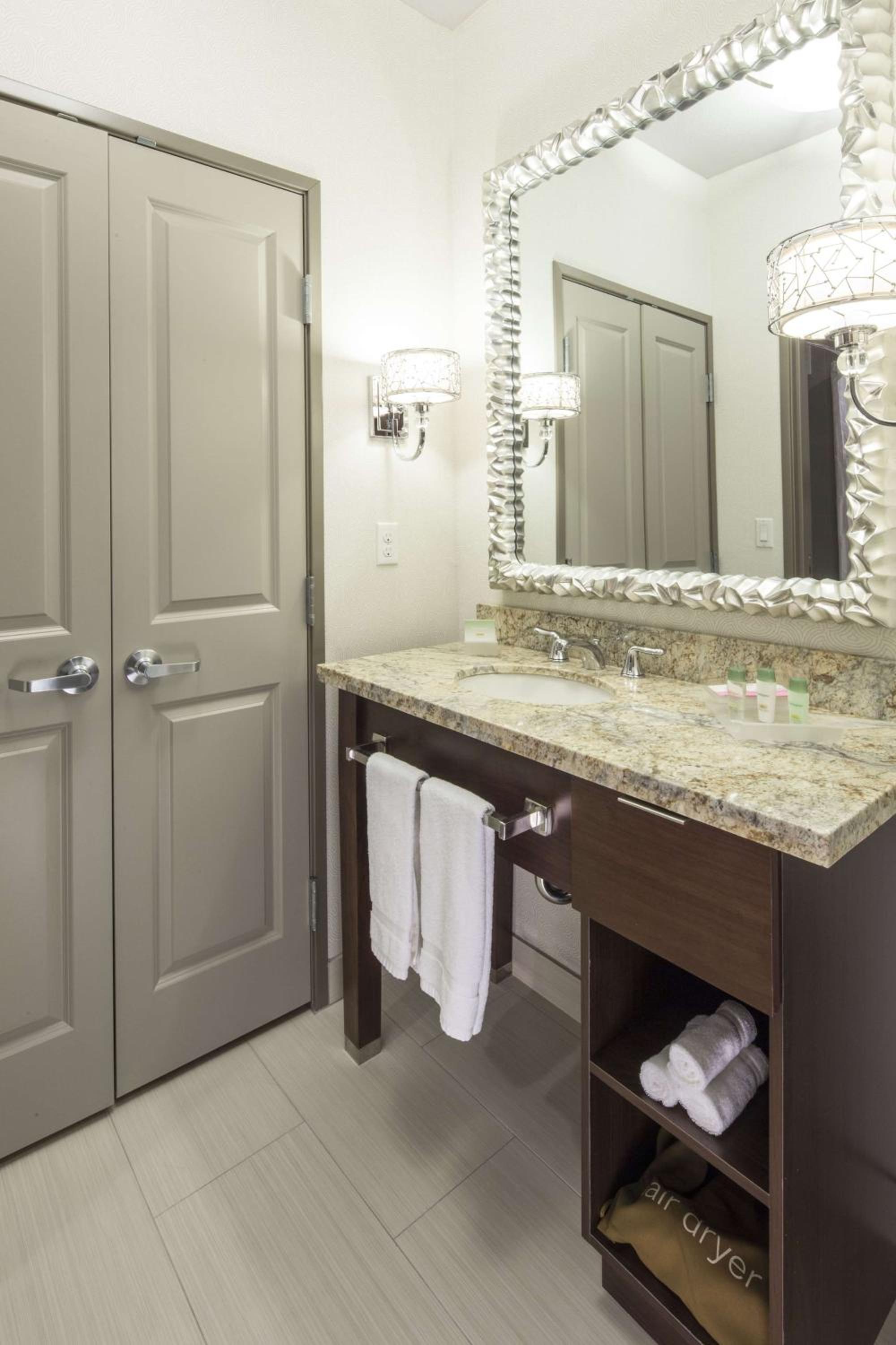Premium Studio Suite with One King Bed and Kitchen photo 3