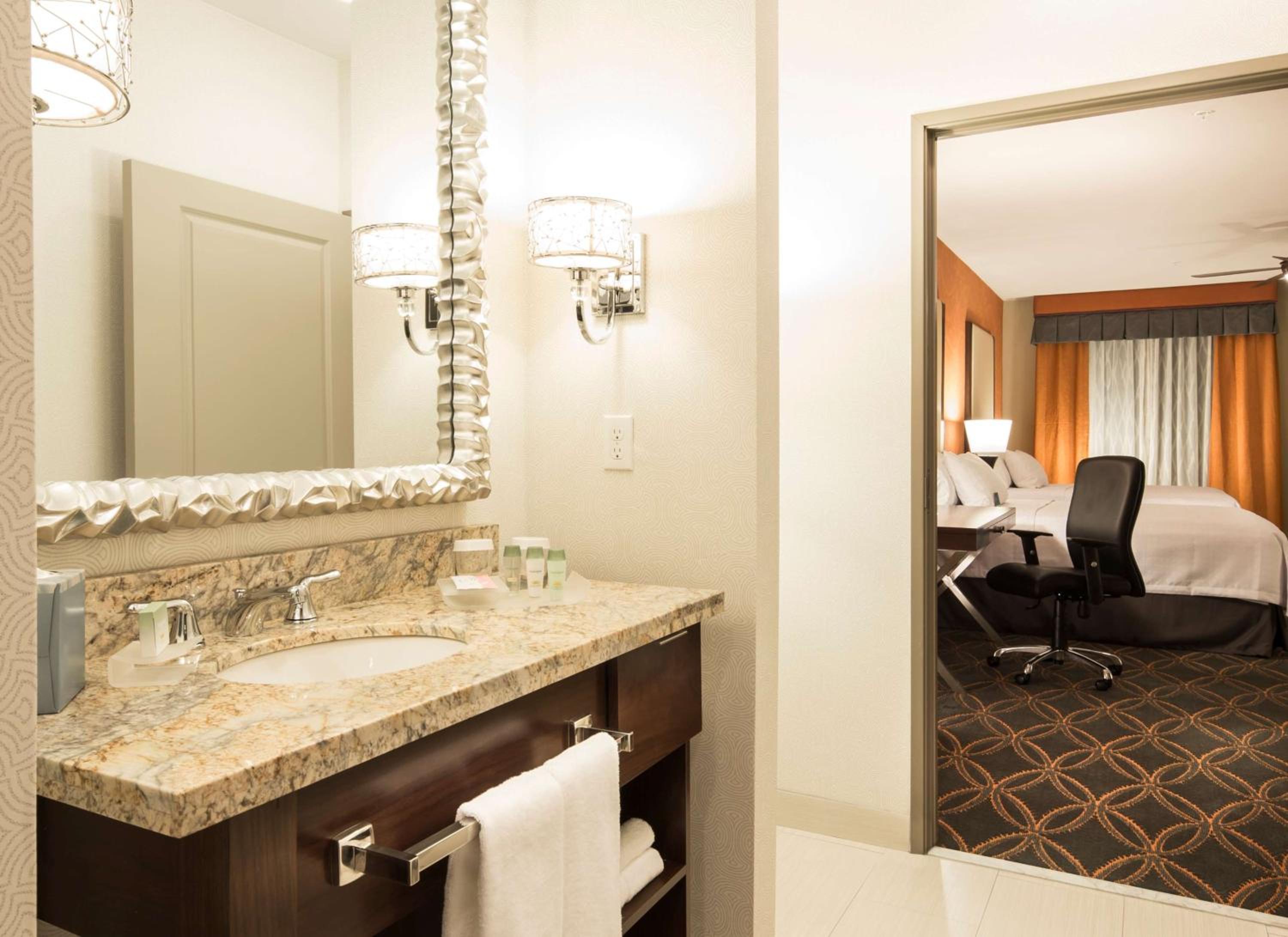 One-Bedroom Large Suite with Two Queen Beds and Kitchen photo 2