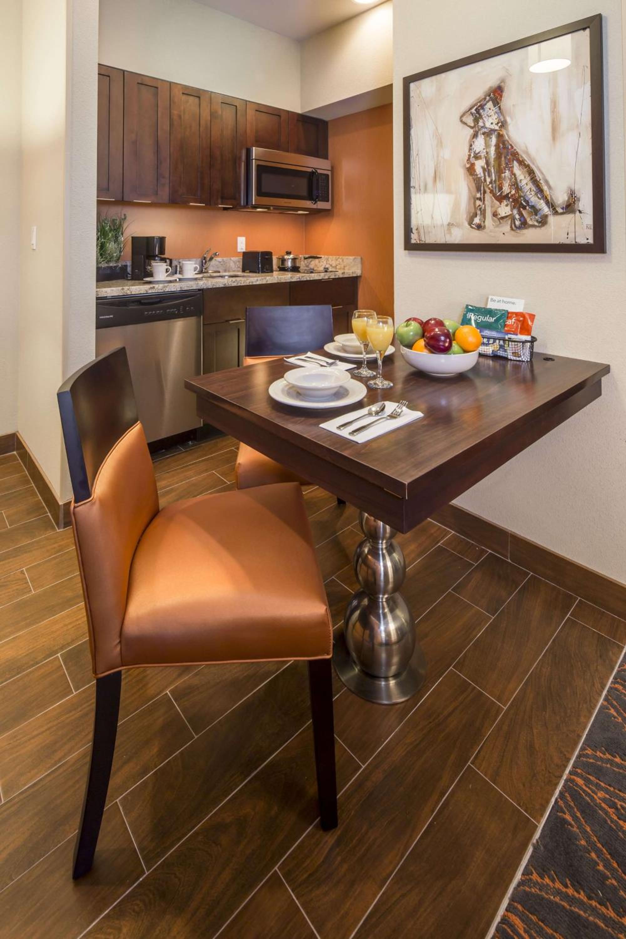 One-Bedroom Queen Suite with Kitchen photo 3