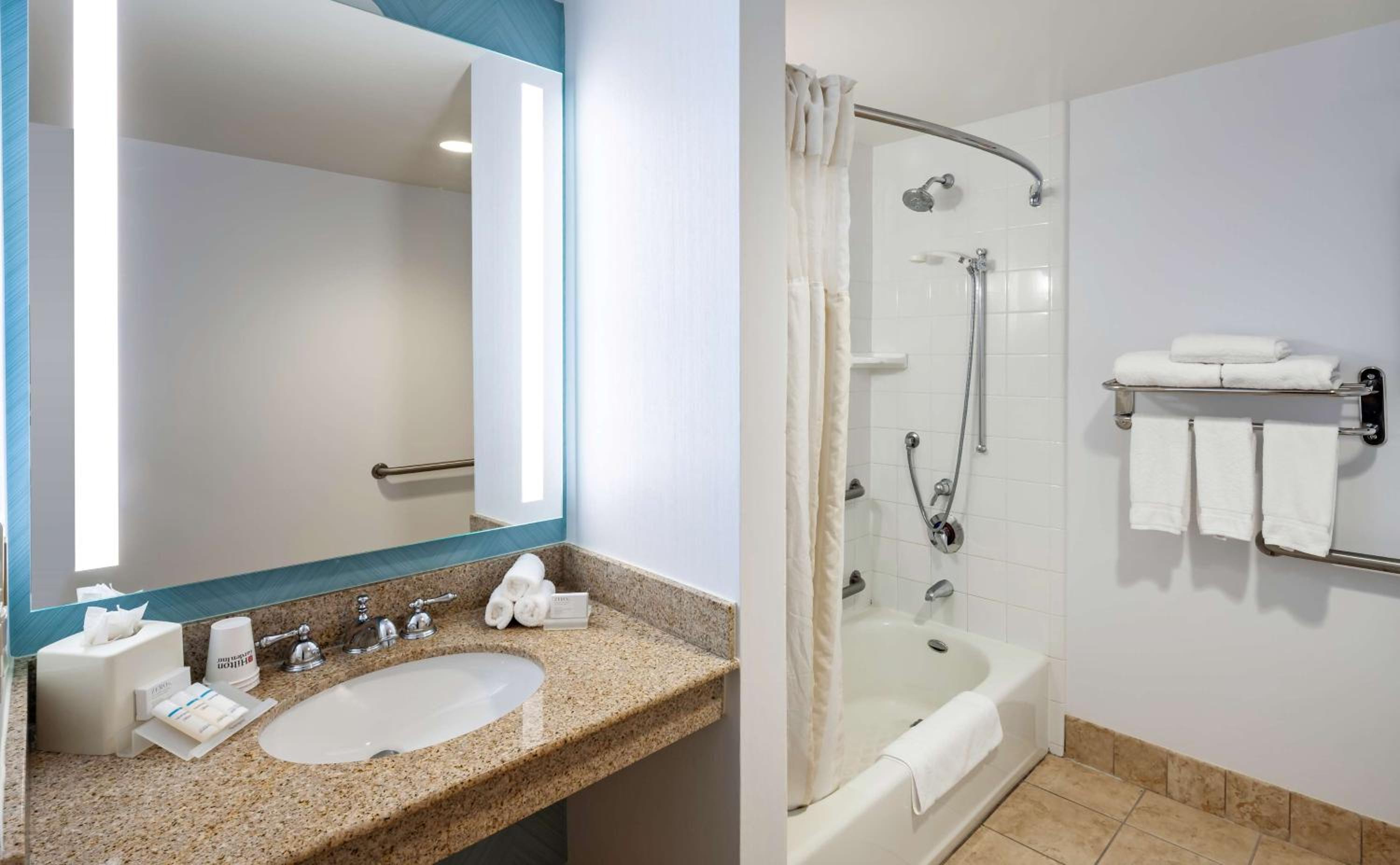 King Room with Bath Tub - Mobility and Hearing Access/Non-Smoking - Photo 3