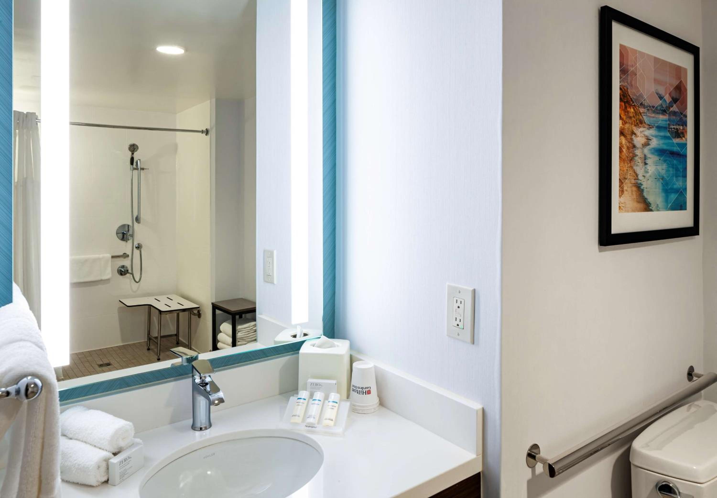 King Room with Roll-In Shower - Mobility and Hearing Access - Photo 3