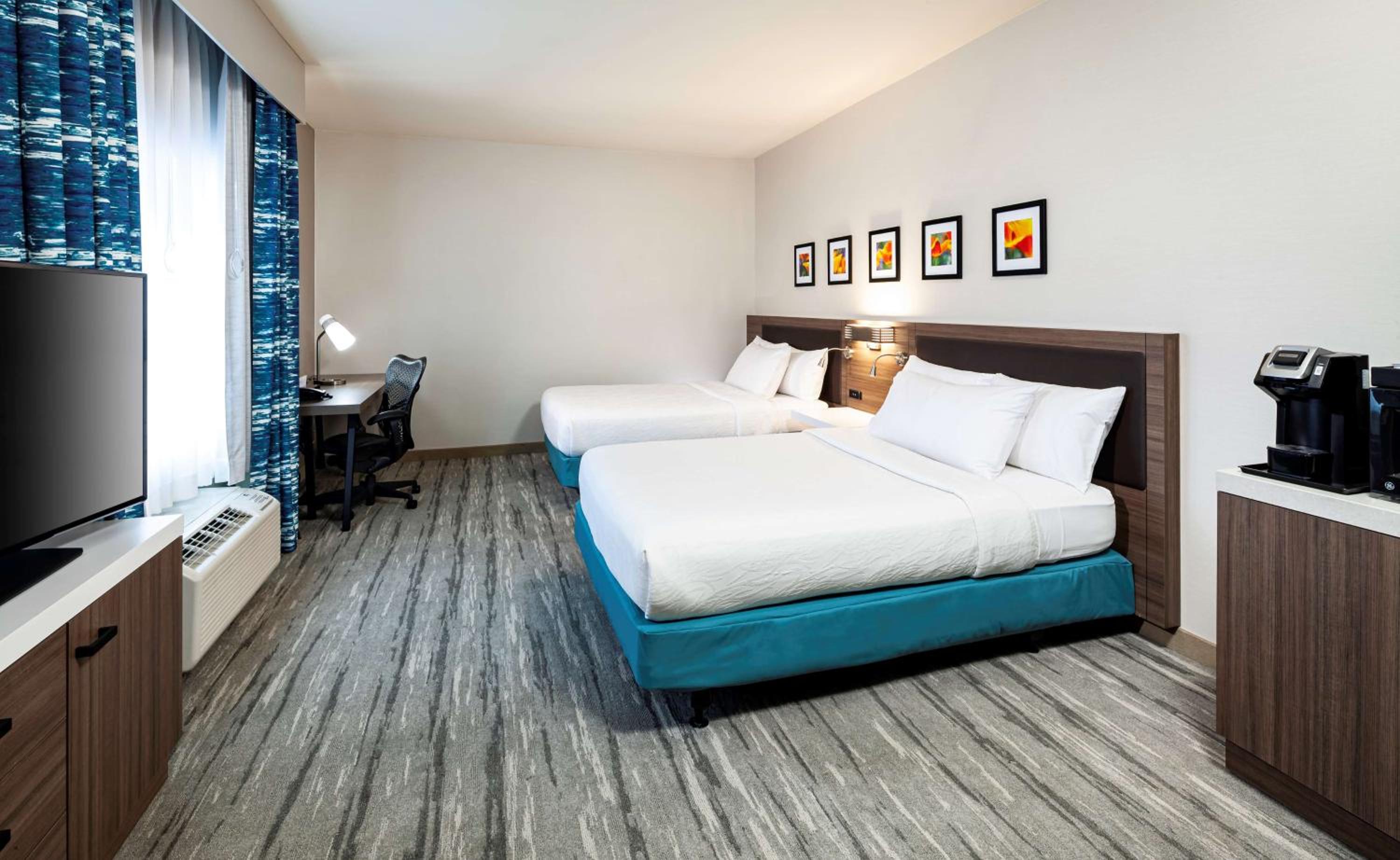Queen Room with Two Queen Beds - Photo 4