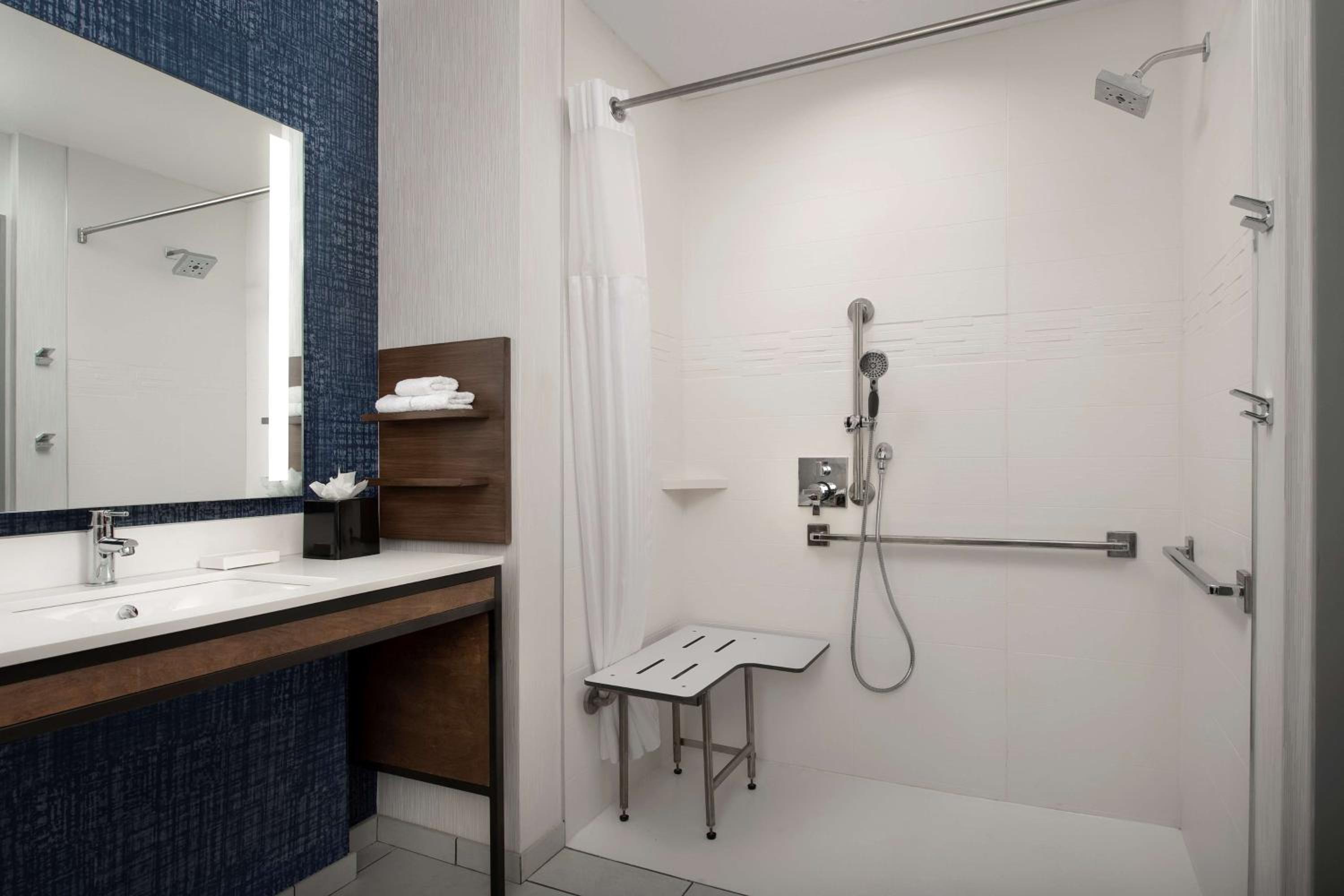 King Room with Roll-In Shower - Mobility Access - Photo 2