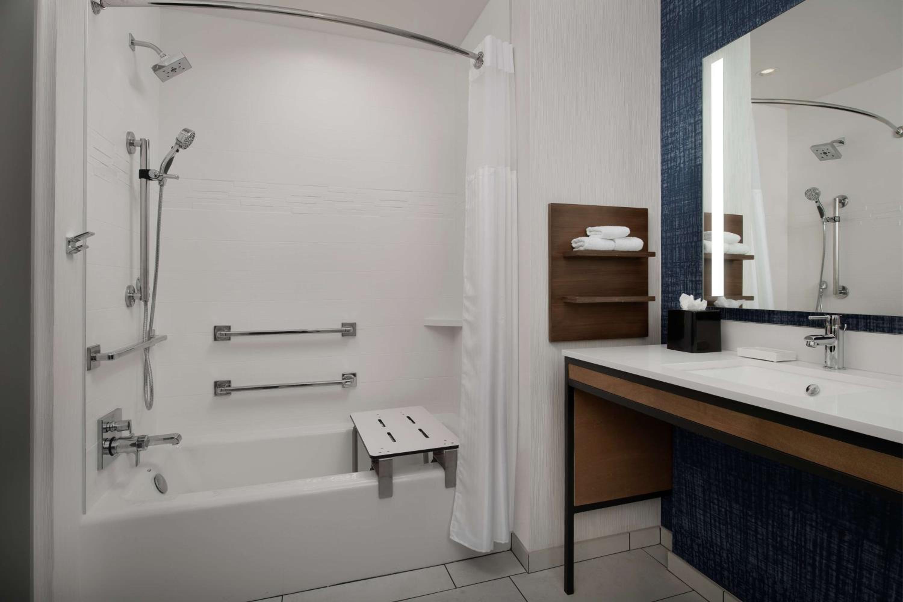 Queen Room with Two Queen Beds - Mobility Access - Photo 4