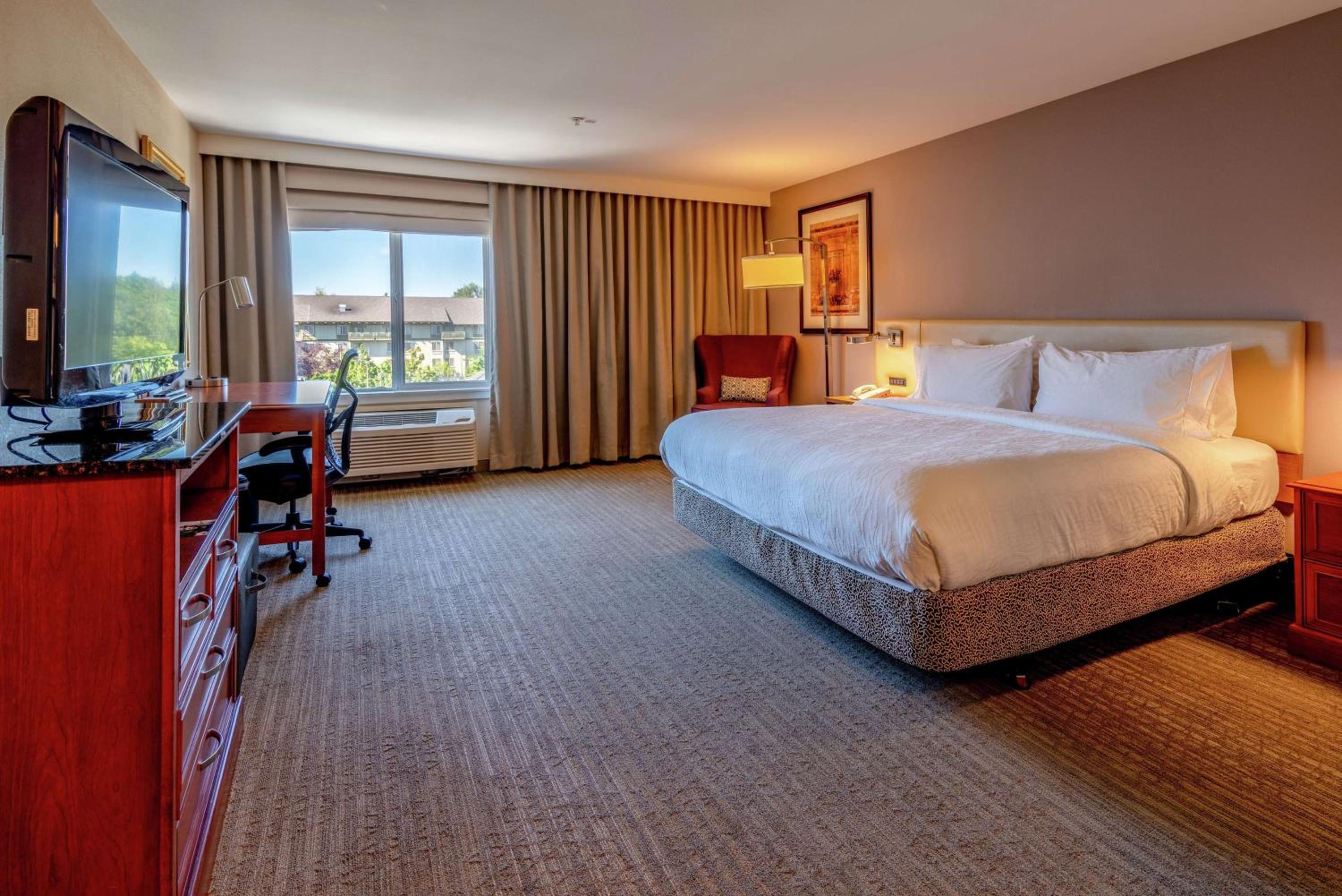 King Room with Accessible Tub - Mobility Access - Photo 1