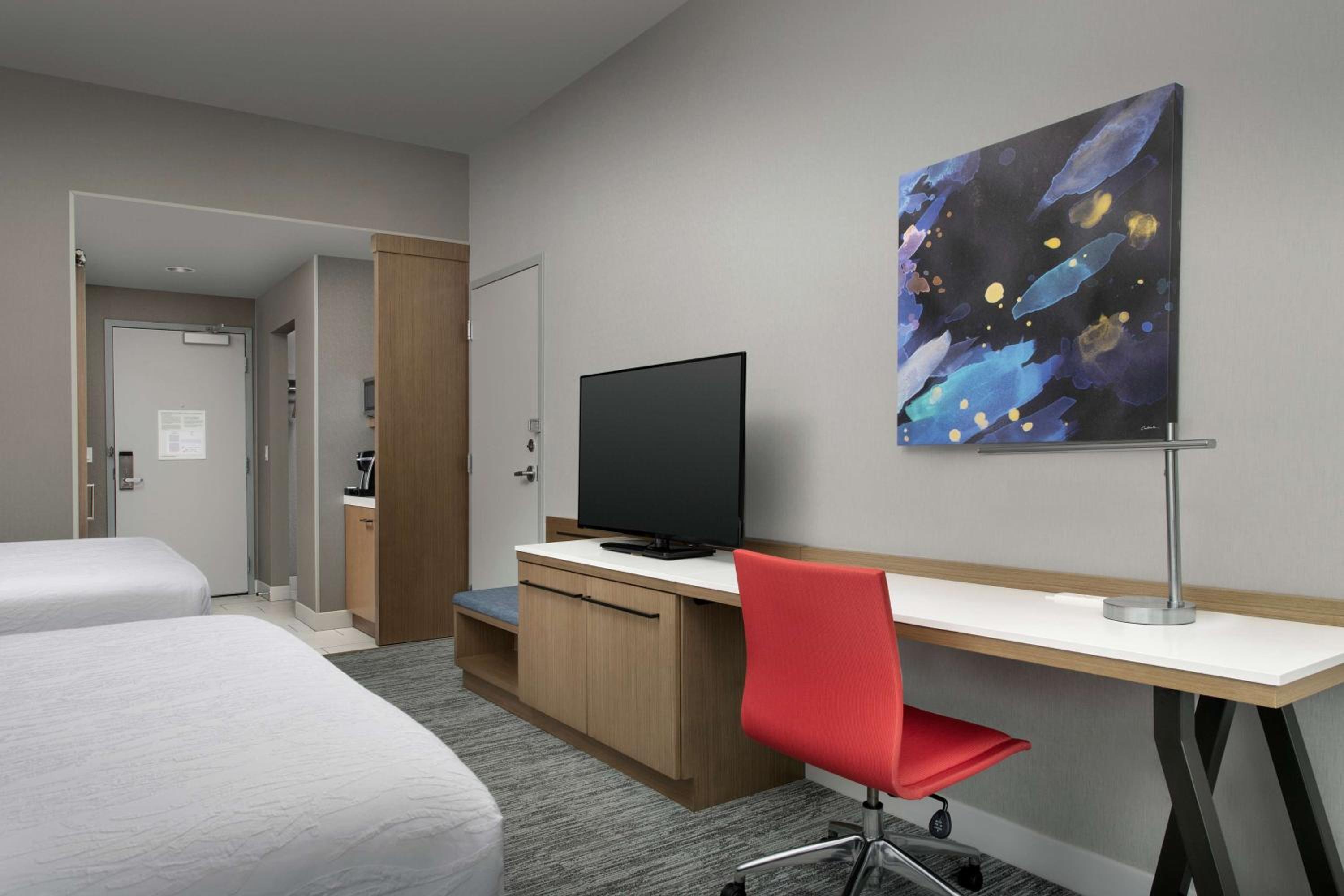 Queen Room with Two Queen Beds - Photo 3
