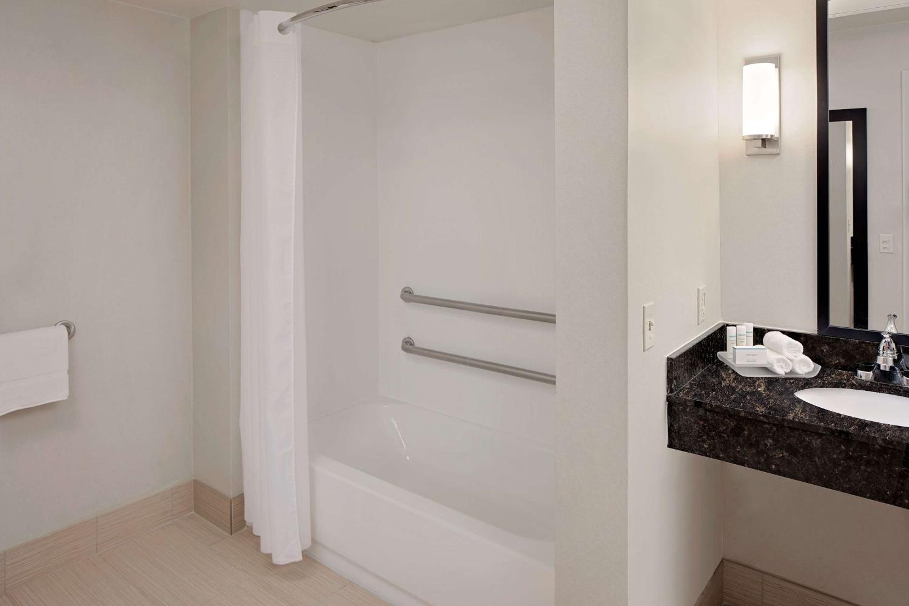 King Suite with Tub - Mobility/Hearing Accessible - Photo 2