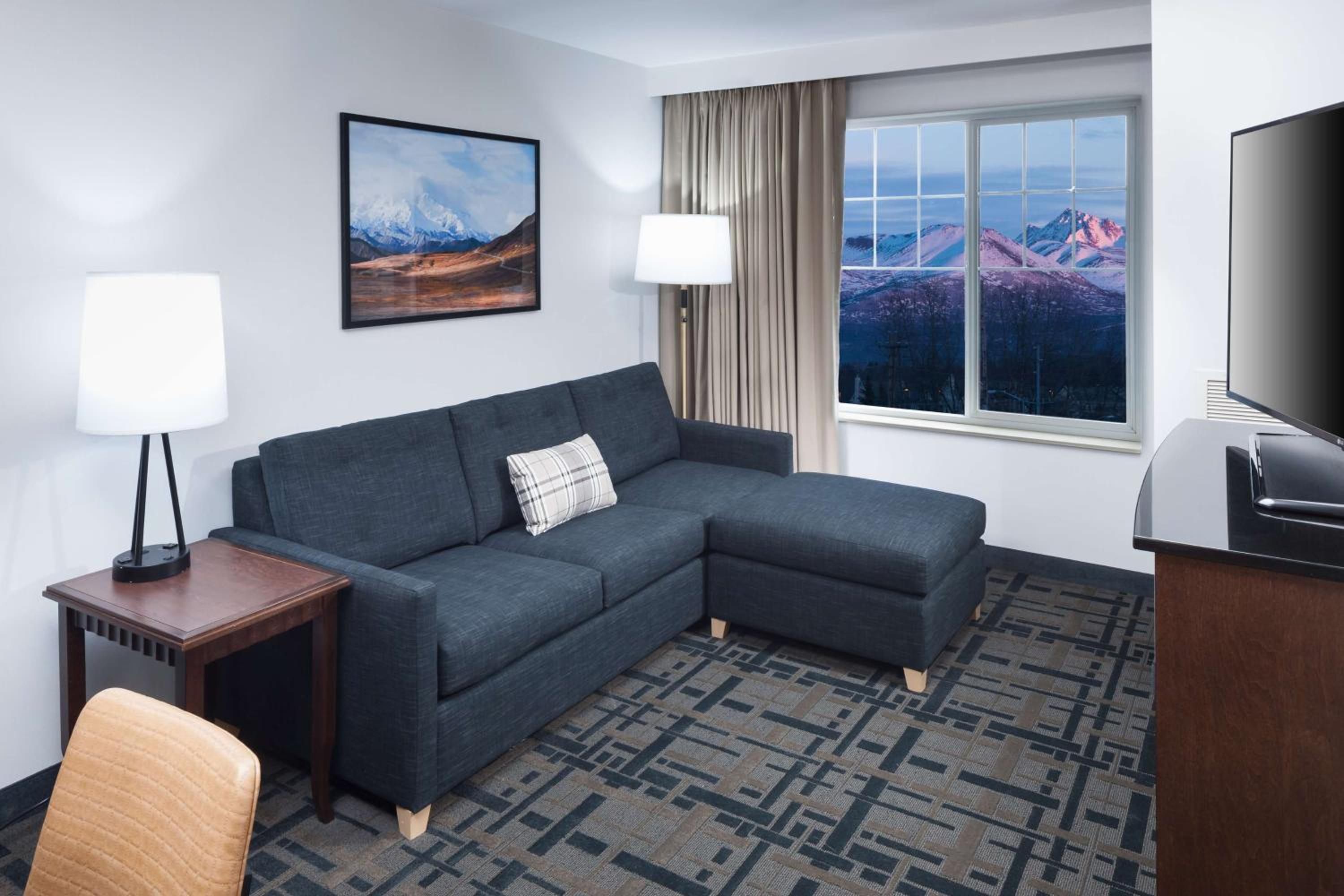 King Suite with Mountain View - Non-Smoking - Photo 3