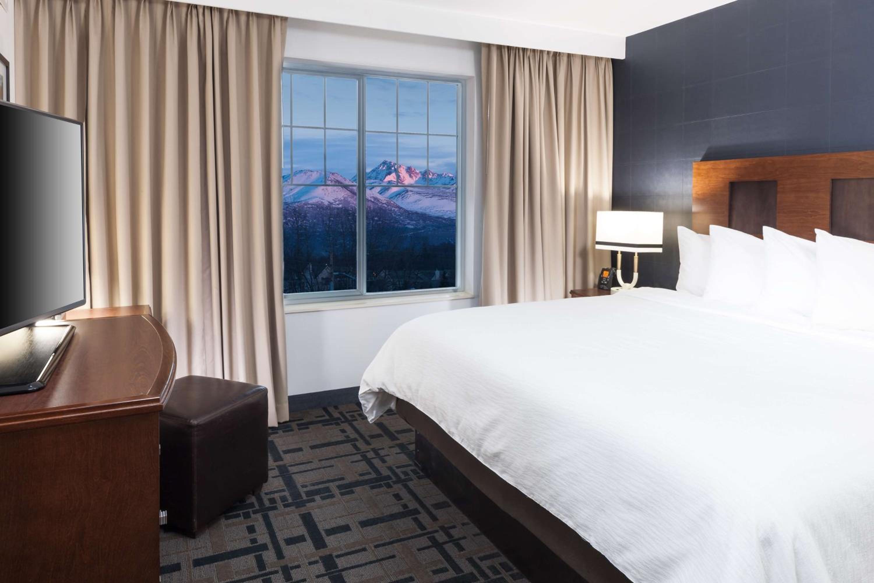 King Suite with Mountain View - Non-Smoking - Photo 2