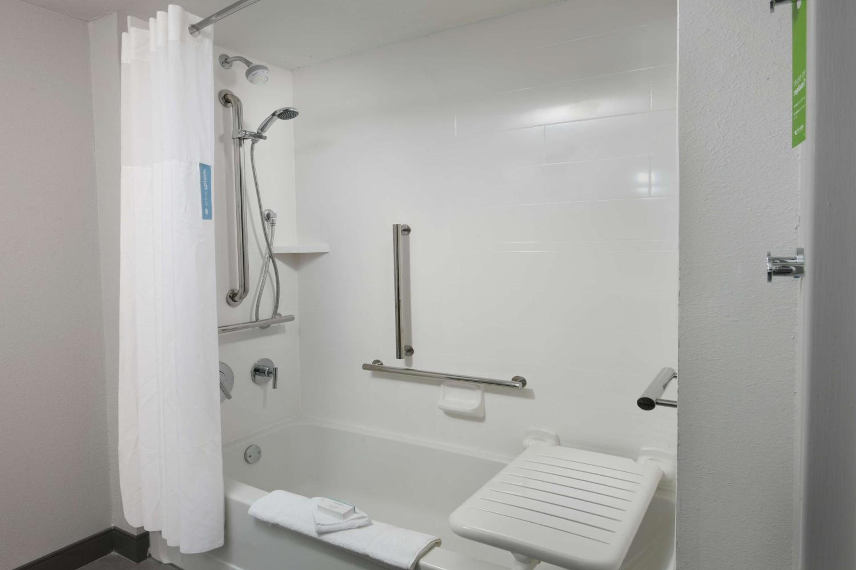 King Room - Disability Access Tub/Non-Smoking - Photo 3