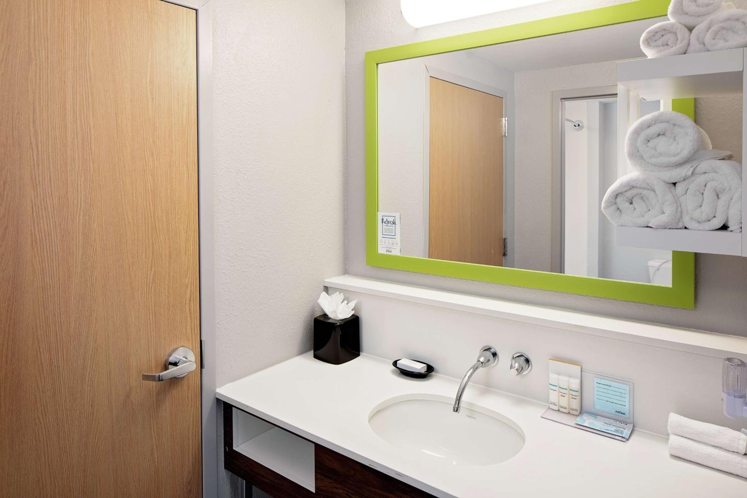 Non-Smoking King Suite with Kitchen - Photo 2