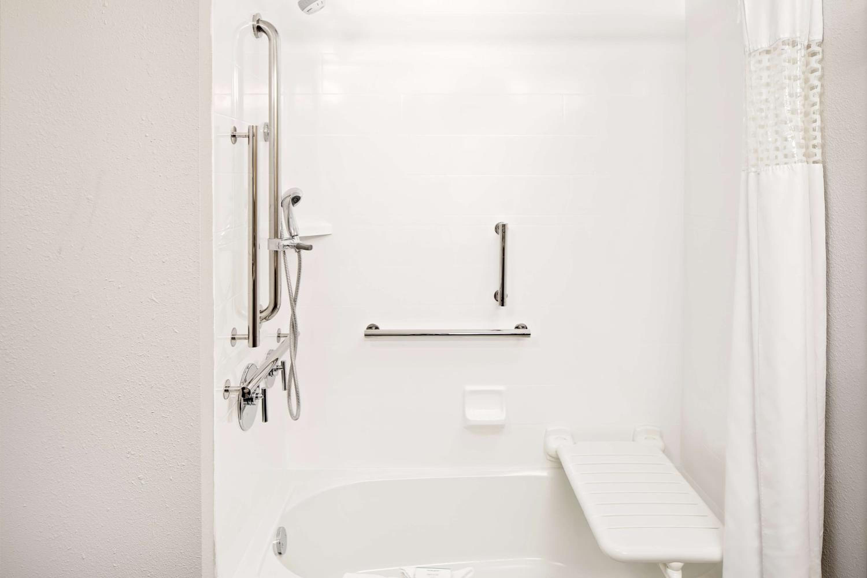 King Room - Disability Access Tub/Non-Smoking - Photo 4