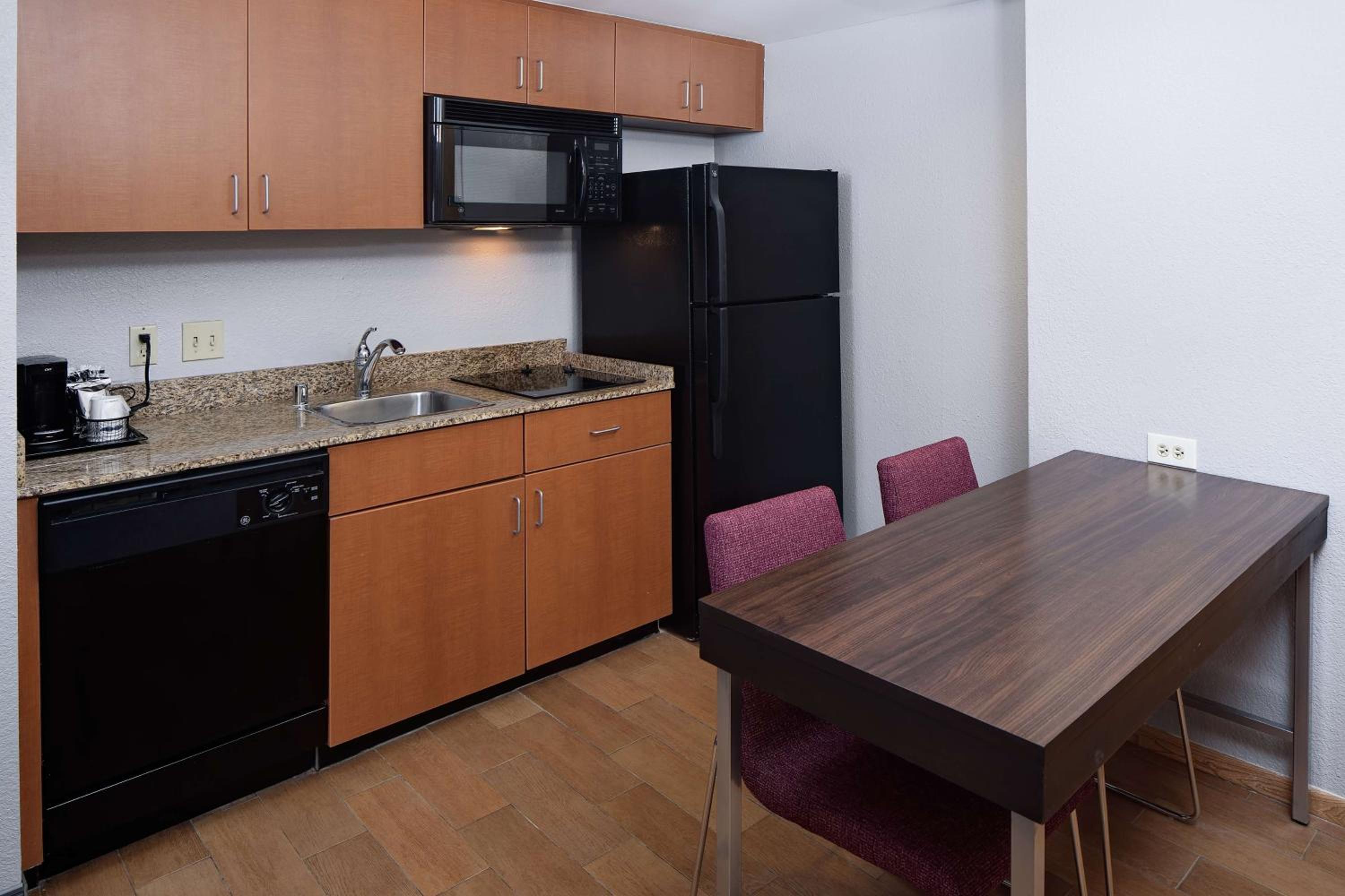 Non-Smoking King Suite with Kitchen - Photo 9