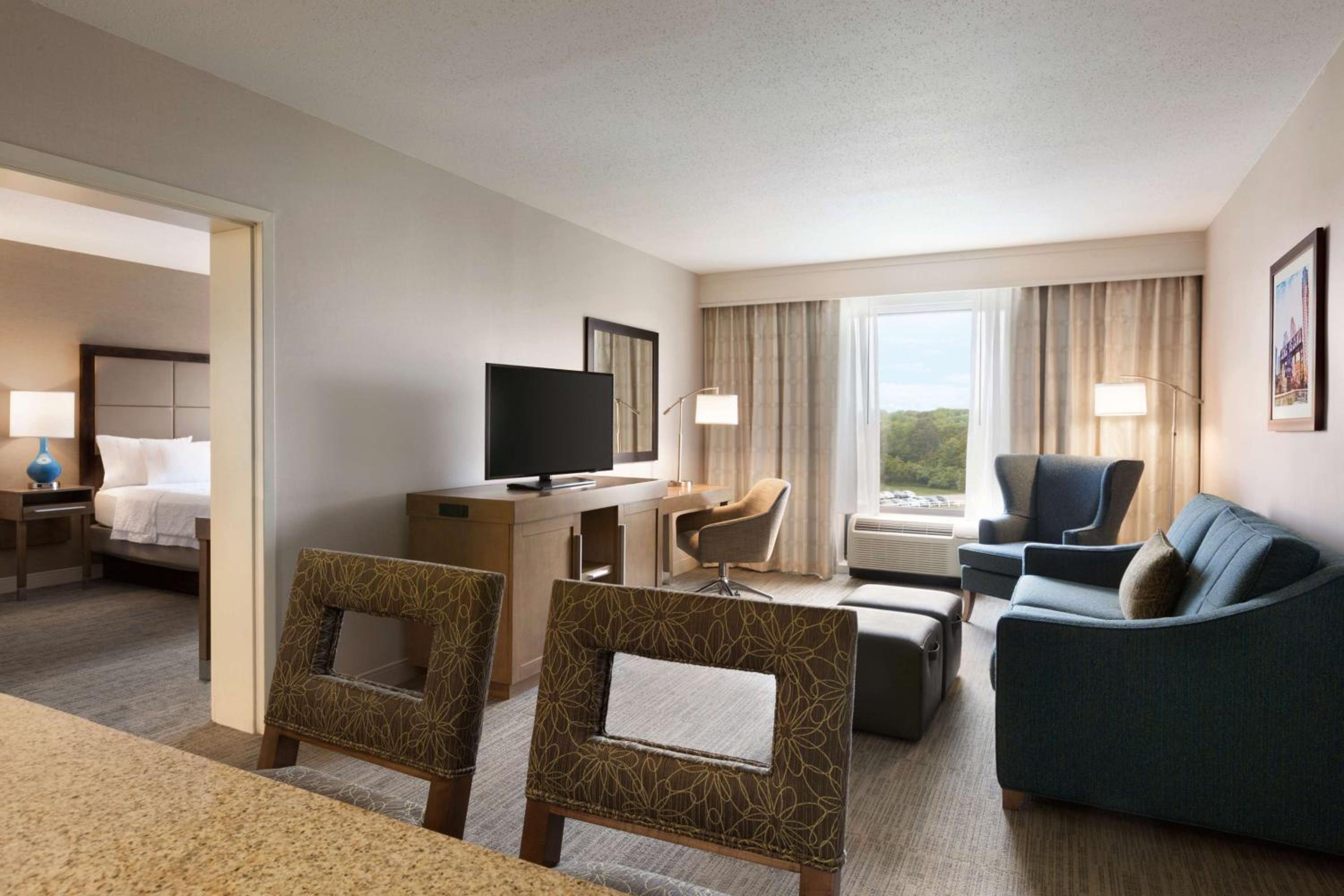 One Bedroom King Suite- Non-Smoking - Photo 3