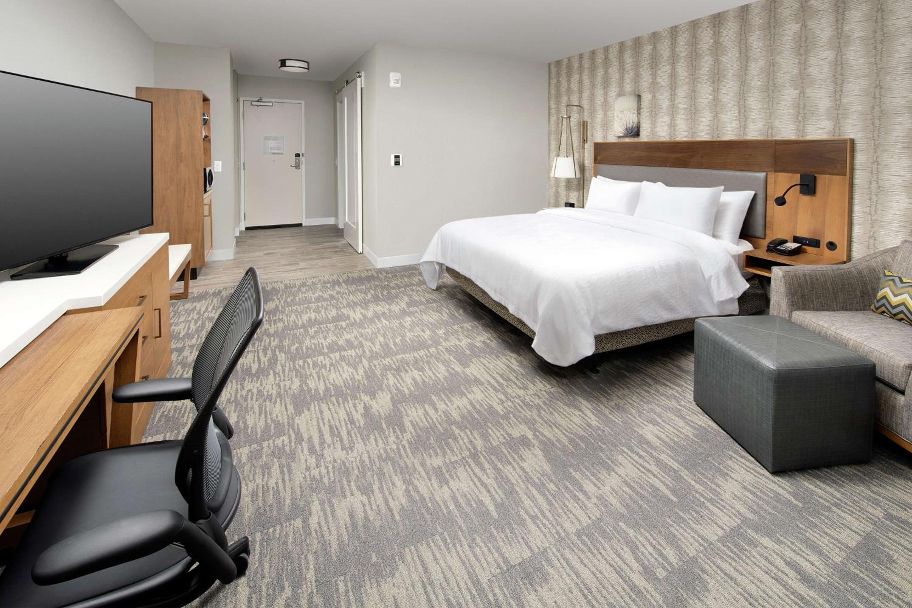 King Room - Mobility/Hearing Accessible with Bath Tub photo 1
