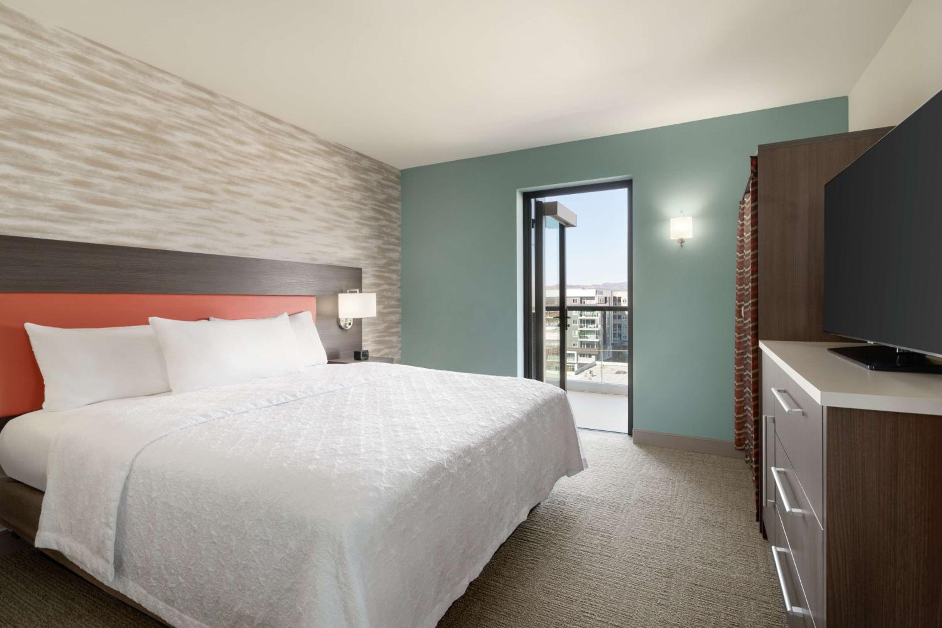 One-Bedroom King Suite with Balcony - Photo 3